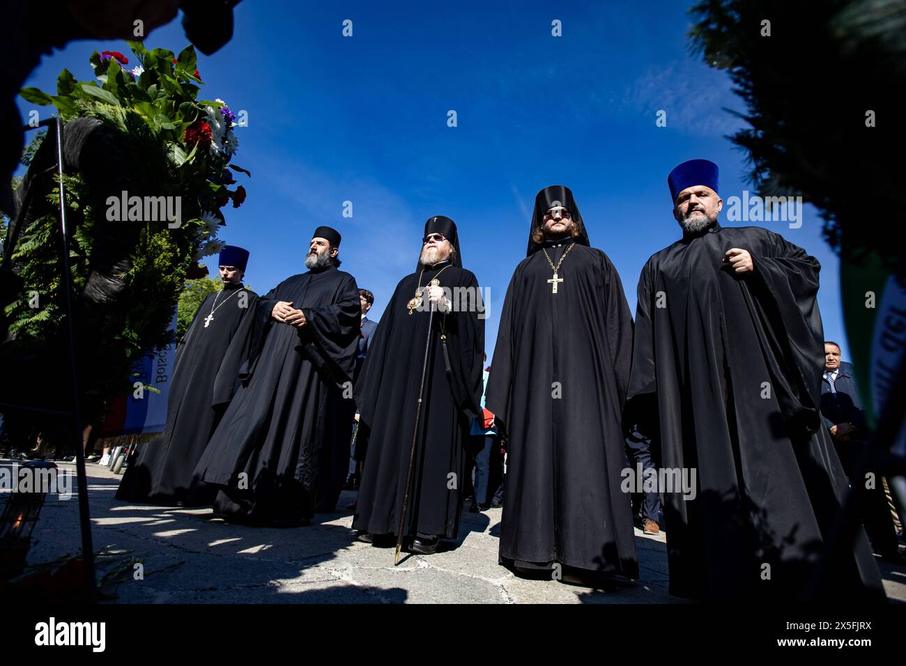 Der Orthodoxe Erzbischof von Berlin und Deutschalnd Tikhon C und anderen Priester vor dem Sowjetischen Ehrenmahl zelebrieren den V-Day, zum Jahrestag der Ende des 2. Weltmeer im Treptower Park in Berlin am 9. Mai 2024. V-Tag in Berlin *** der orthodoxe Erzbischof von Berlin und Deutschland Tikhon C und andere Priester vor der sowjetischen Gedenkstätte feiern den V-Tag, zum Jahrestag des Endes des Zweiten Weltkriegs im Treptower Park in Berlin am 9. Mai 2024 V-Tag in Berlin Stockfoto