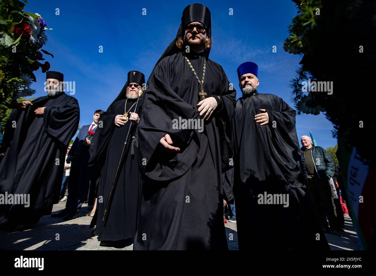 Der Orthodoxe Erzbischof von Berlin und Deutschalnd Tikhon 2L und anderen Priester vor dem Sowjetischen Ehrenmahl zelebrieren den V-Day, zum Jahrestag der Ende des 2. Weltmeer im Treptower Park in Berlin am 9. Mai 2024. V-Tag in Berlin *** der orthodoxe Erzbischof von Berlin und Deutschland Tikhon 2L und andere Priester vor der sowjetischen Gedenkstätte feiern den V-Tag, zum Jahrestag des Endes des Zweiten Weltkriegs im Treptower Park in Berlin am 9. Mai 2024 V-Tag in Berlin Stockfoto