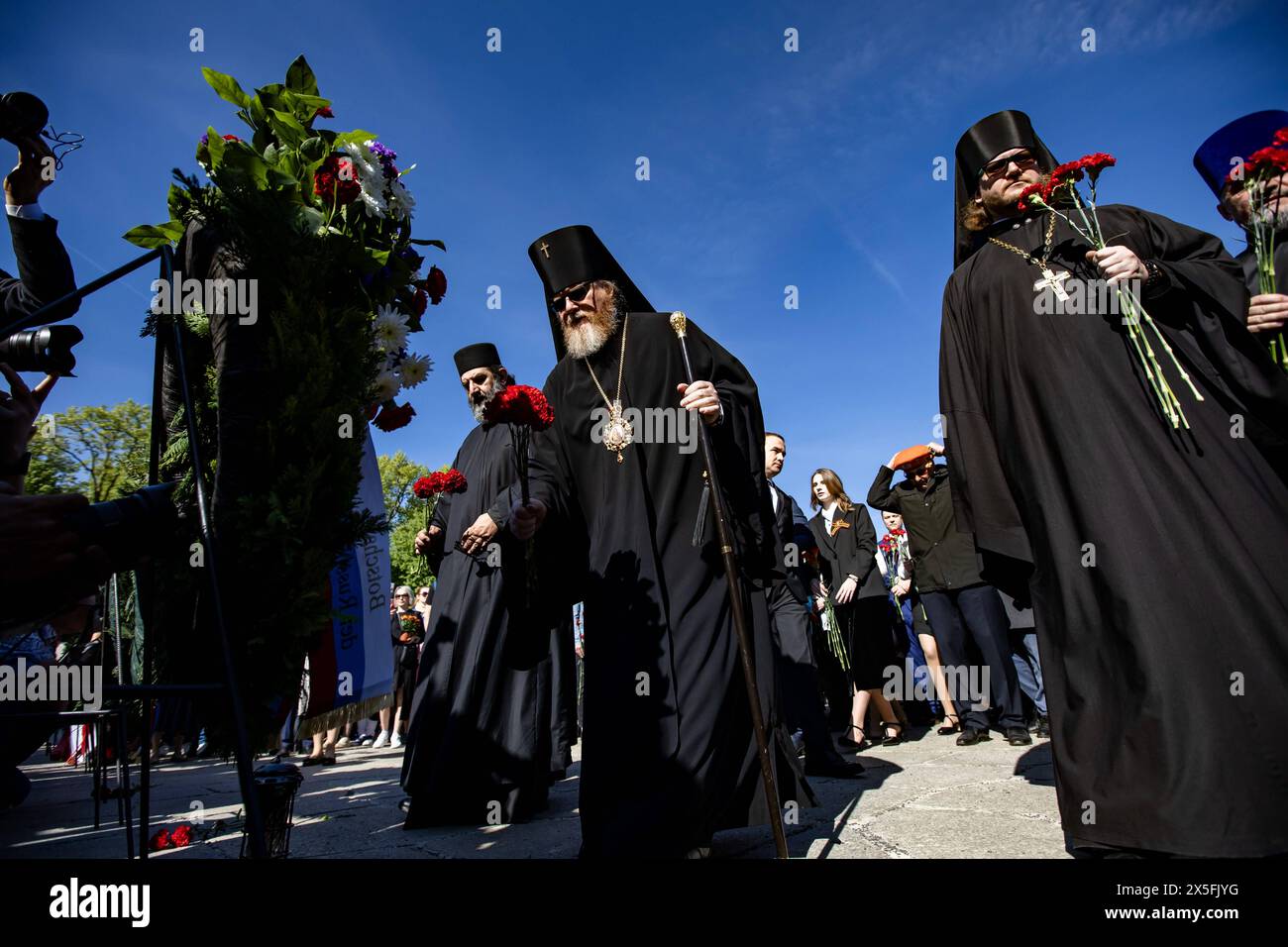 Der Orthodoxe Erzbischof von Berlin und Deutschalnd Tikhon C und anderen Priester vor dem Sowjetischen Ehrenmahl zelebrieren den V-Day, zum Jahrestag der Ende des 2. Weltmeer im Treptower Park in Berlin am 9. Mai 2024. V-Tag in Berlin *** der orthodoxe Erzbischof von Berlin und Deutschland Tikhon C und andere Priester vor der sowjetischen Gedenkstätte feiern den V-Tag, zum Jahrestag des Endes des Zweiten Weltkriegs im Treptower Park in Berlin am 9. Mai 2024 V-Tag in Berlin Stockfoto