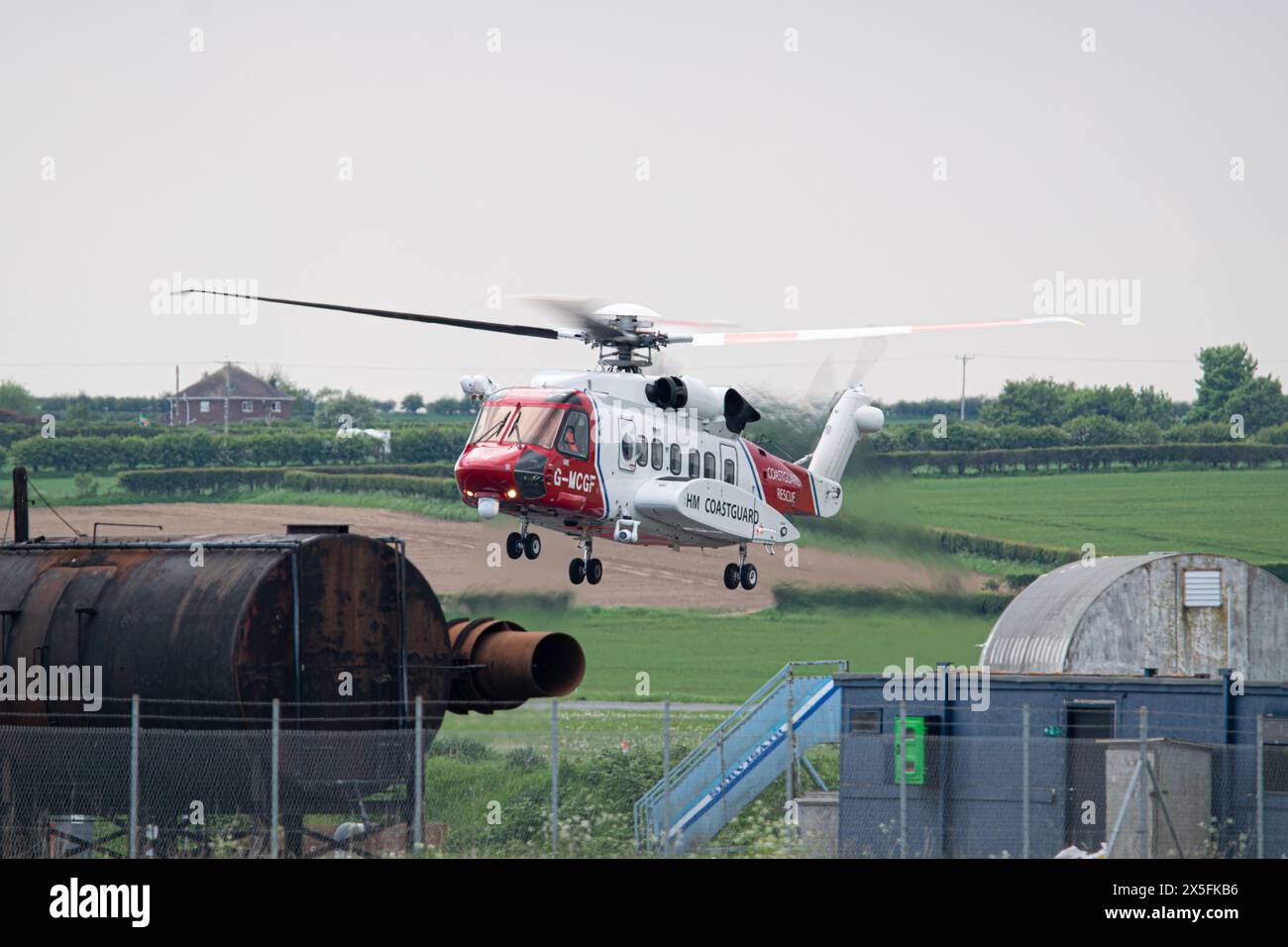 HM Coastguard Sikorsky S-92A fährt zurück zur Basis am Humberside Airport Stockfoto