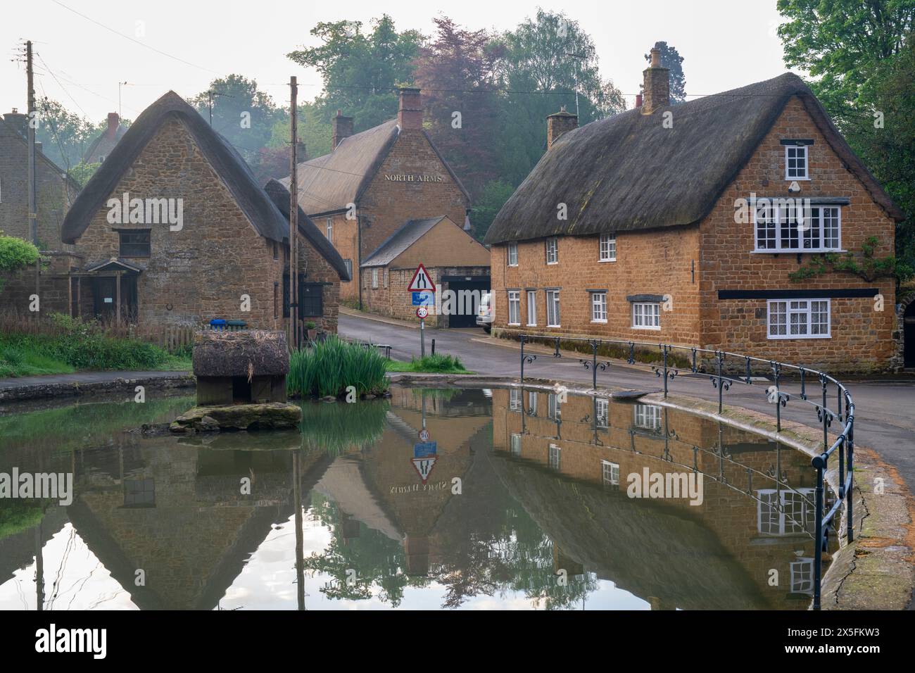 Mills Lane am frühen Morgen. Wroxton, Oxfordshire, England Stockfoto