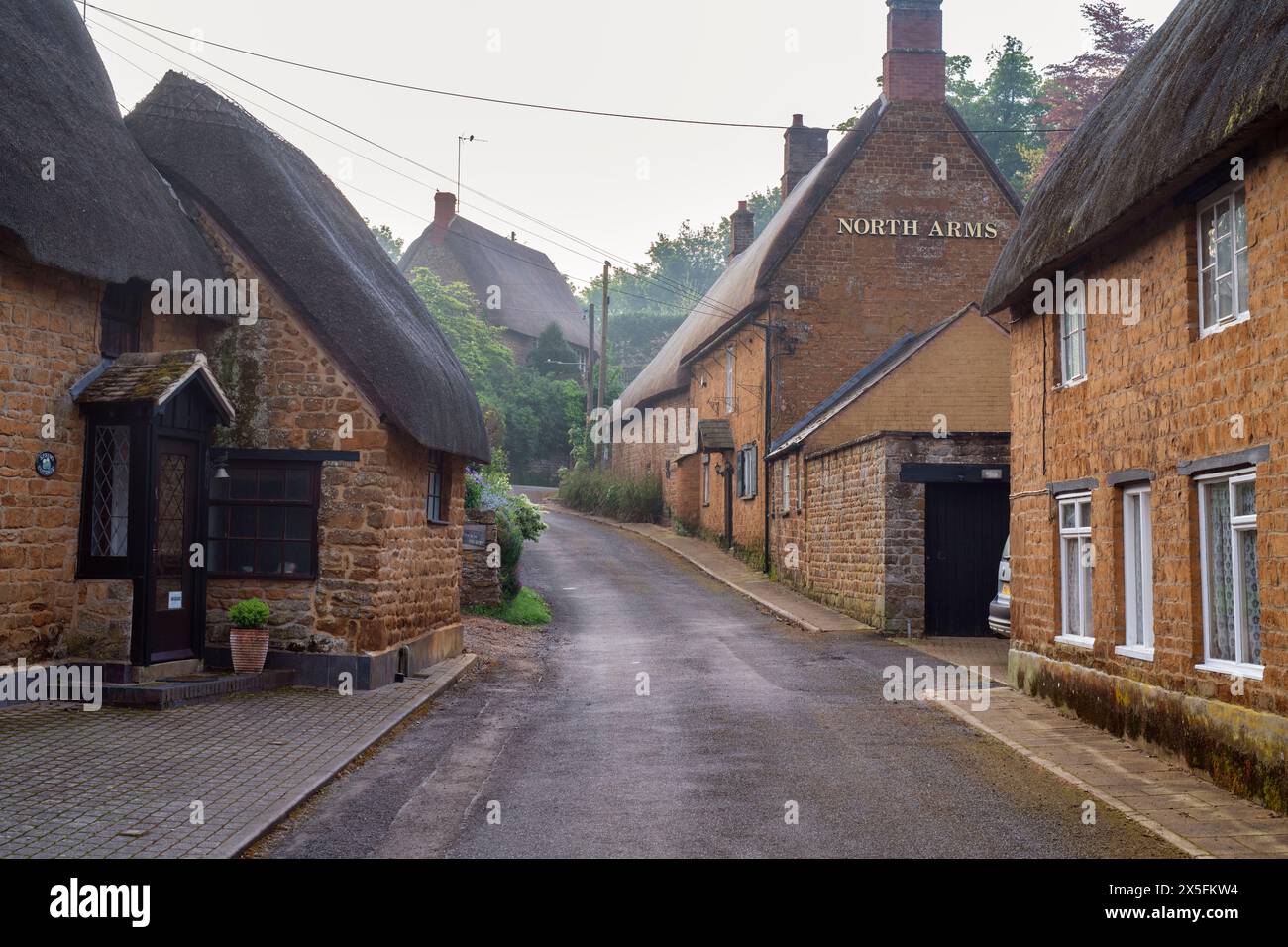 Mills Lane am frühen Morgen. Wroxton, Oxfordshire, England Stockfoto