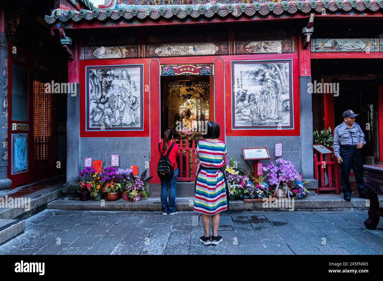 Anbeter im Bangka Lungshan (Longshan) Tempel, Taipeh, Taiwan Stockfoto