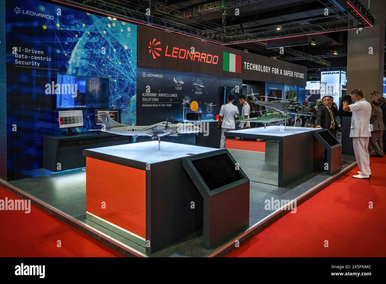 Wilayah Persekutuan, Malaysia. Mai 2024. Besucher werden am Leonardo-Stand aus Italien während der Defense Services Asia - NATSEC ASIA (DSA2024) in Kuala Lumpur gesehen. Zionistische Waffenhersteller, die an DSA-NATSEC ASIA 2024 teilnehmen, sind Lockheed Martin (USA), L3harris (USA), Shield AI (USA), Leupold (USA), MBDA (EU), BAE System (UK), Leornardo (ITA), Colt (CZ) und Aimpoint (SE). Quelle: SOPA Images Limited/Alamy Live News Stockfoto