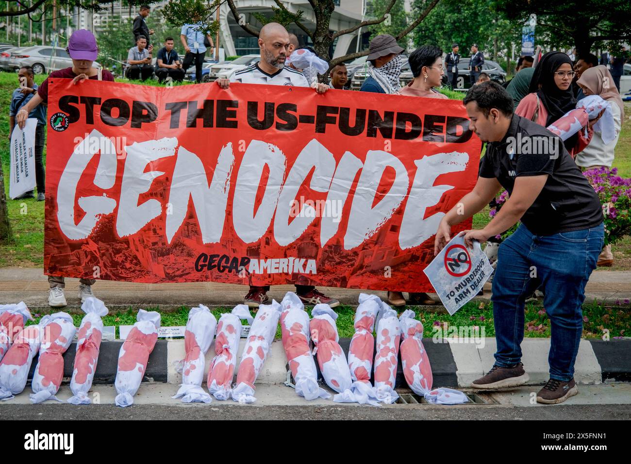 Wilayah Persekutuan, Malaysia. Mai 2024. Demonstranten der pro-palästinensischen NGO-Koalition halten Plakate und Banner während einer Kundgebung, um gegen die Beteiligung zionistischer Waffenhersteller bei Defense Services Asia (DSA2024) in Kuala Lumpur zu protestieren. Zionistische Waffenhersteller, die an DSA-NATSEC ASIA 2024 teilnehmen, sind Lockheed Martin (USA), L3harris (USA), Shield AI (USA), Leupold (USA), MBDA (EU), BAE System (UK), Leornardo (ITA), Colt (CZ) und Aimpoint (SE). Quelle: SOPA Images Limited/Alamy Live News Stockfoto