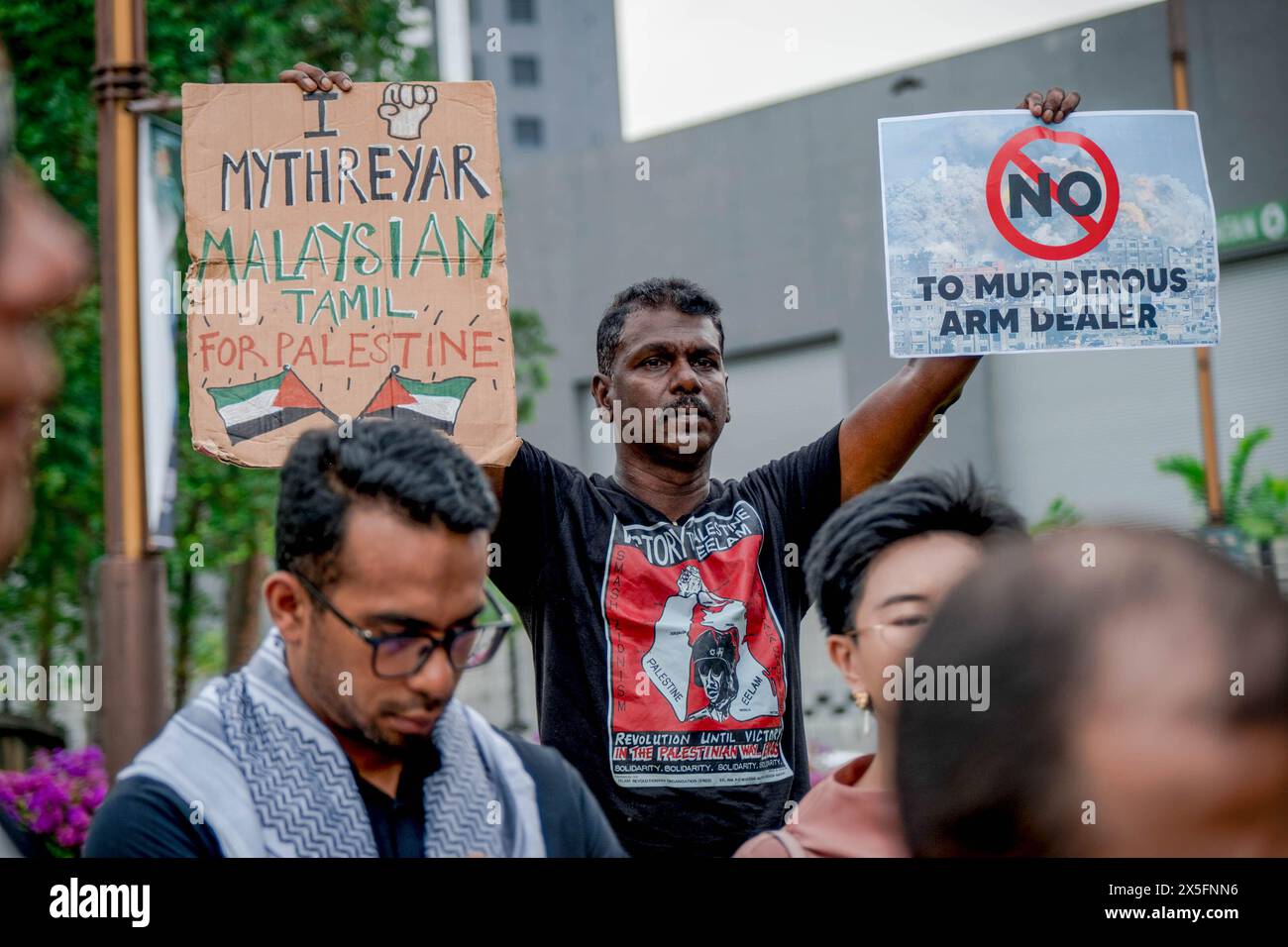 Wilayah Persekutuan, Malaysia. Mai 2024. Ein Demonstrant der pro-palästinensischen NGO-Koalition hält ein Plakat während einer Demonstration, um gegen die Beteiligung zionistischer Waffenhersteller an der Verteidigungsbehörde in Kuala Lumpur zu protestieren. Zionistische Waffenhersteller, die an DSA-NATSEC ASIA 2024 teilnehmen, sind Lockheed Martin (USA), L3harris (USA), Shield AI (USA), Leupold (USA), MBDA (EU), BAE System (UK), Leornardo (ITA), Colt (CZ) und Aimpoint (SE). Quelle: SOPA Images Limited/Alamy Live News Stockfoto