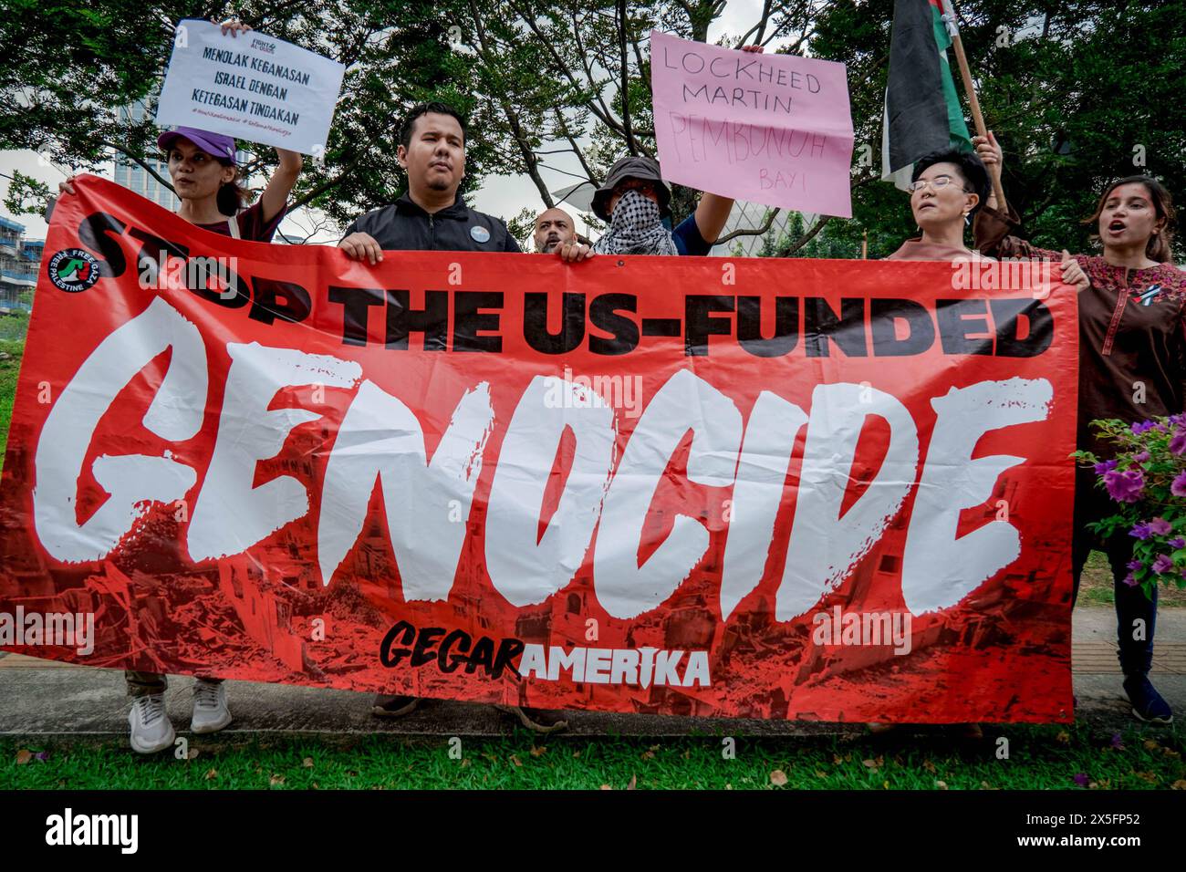 Wilayah Persekutuan, Malaysia. Mai 2024. Demonstranten der pro-palästinensischen NGO-Koalition halten Plakate und Banner während einer Kundgebung, um gegen die Beteiligung zionistischer Waffenhersteller bei Defense Services Asia (DSA2024) in Kuala Lumpur zu protestieren. Zionistische Waffenhersteller, die an DSA-NATSEC ASIA 2024 teilnehmen, sind Lockheed Martin (USA), L3harris (USA), Shield AI (USA), Leupold (USA), MBDA (EU), BAE System (UK), Leornardo (ITA), Colt (CZ) und Aimpoint (SE). (Foto: Syaiful Redzuan/SOPA Images/SIPA USA) Credit: SIPA USA/Alamy Live News Stockfoto