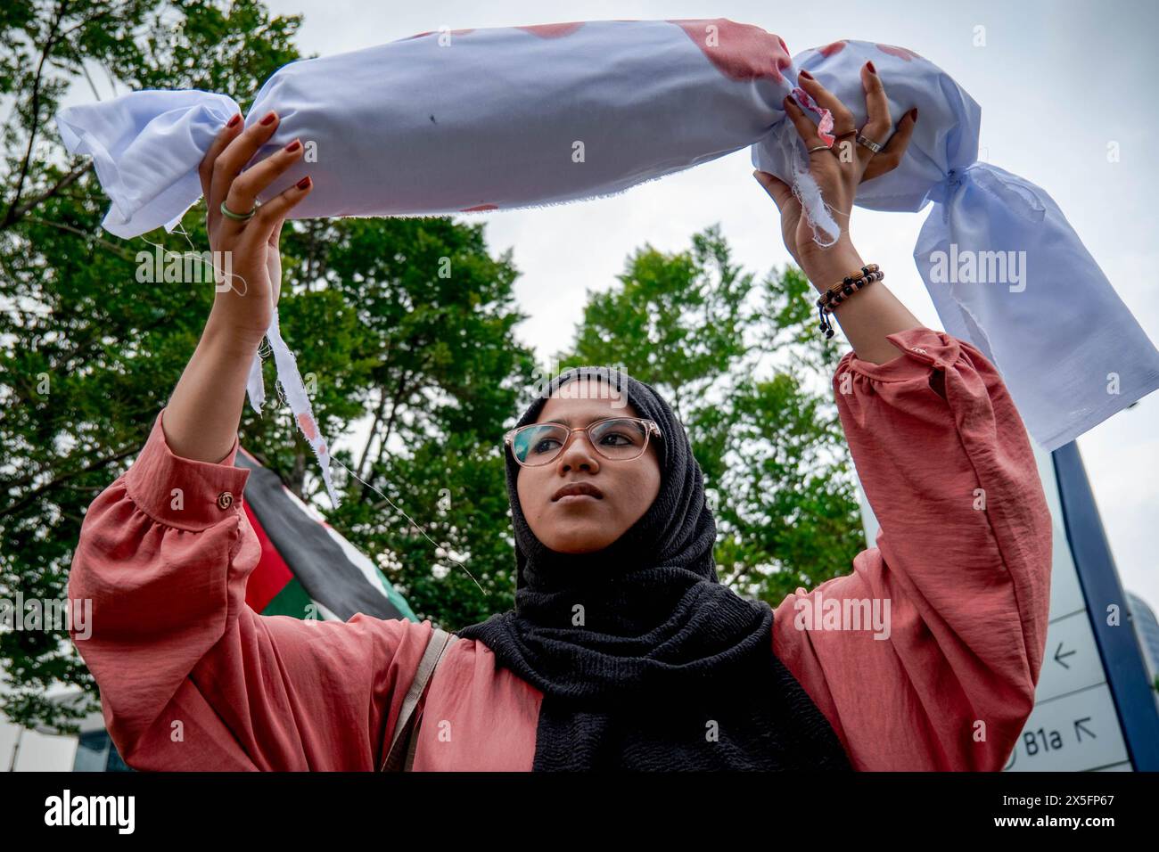 Wilayah Persekutuan, Malaysia. Mai 2024. Ein Vertreter der pro-palästinensischen NGO-Koalition hält eine Nachbildung eines Leichnams, der in ein blutbeflecktes weißes Tuch gewickelt ist, während einer Kundgebung gegen die Beteiligung zionistischer Waffenhersteller an Defense Services Asia (DSA2024) in Kuala Lumpur. Zionistische Waffenhersteller, die an DSA-NATSEC ASIA 2024 teilnehmen, sind Lockheed Martin (USA), L3harris (USA), Shield AI (USA), Leupold (USA), MBDA (EU), BAE System (UK), Leornardo (ITA), Colt (CZ) und Aimpoint (SE). (Foto: Syaiful Redzuan/SOPA Images/SIPA USA) Credit: SIPA USA/Alamy Live News Stockfoto