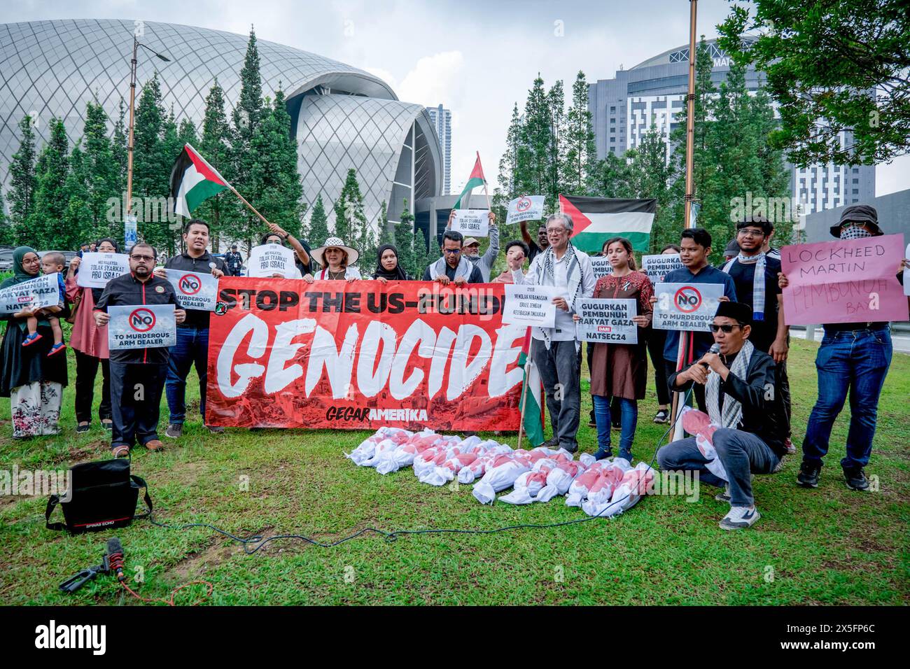 Wilayah Persekutuan, Malaysia. Mai 2024. Vertreter der Koalition der Pro-Palästina-NGOs versammeln sich, um gegen die Beteiligung zionistischer Waffenhersteller bei Defense Services Asia (DSA2024) in Kuala Lumpur zu protestieren. Zionistische Waffenhersteller, die an DSA-NATSEC ASIA 2024 teilnehmen, sind Lockheed Martin (USA), L3harris (USA), Shield AI (USA), Leupold (USA), MBDA (EU), BAE System (UK), Leornardo (ITA), Colt (CZ) und Aimpoint (SE). (Foto: Syaiful Redzuan/SOPA Images/SIPA USA) Credit: SIPA USA/Alamy Live News Stockfoto