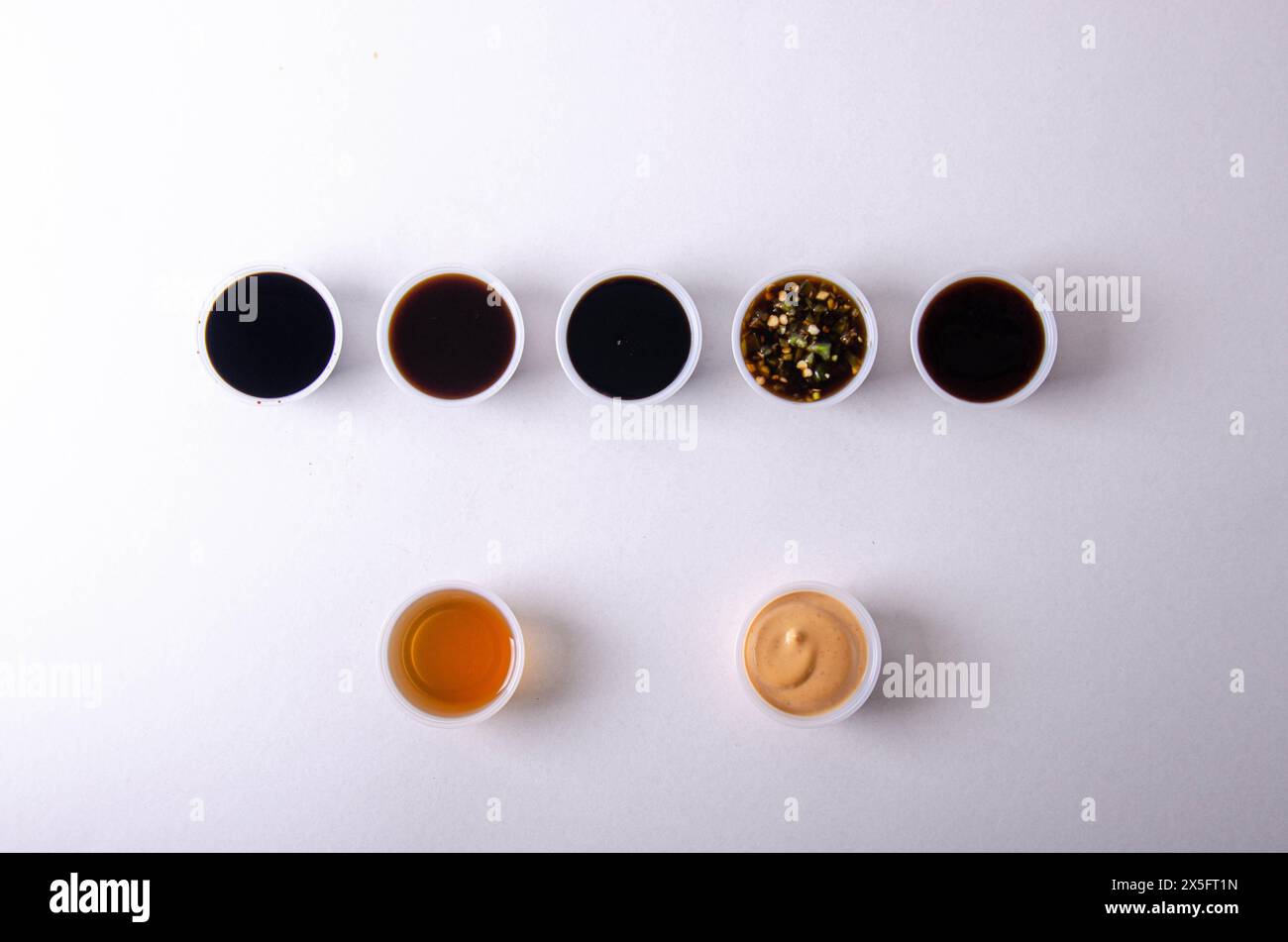 Verschiedene Saucen zum Sushi essen Stockfoto