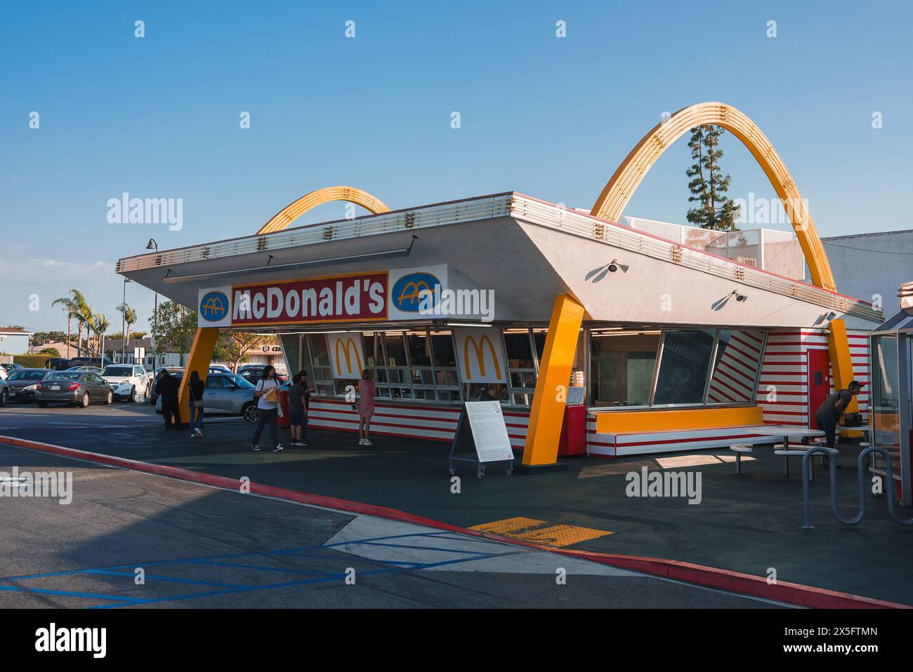 Einzigartiges McDonald's Restaurant in Los Angeles mit Vintage-Design, klarem Himmel und ikonischem Dekor. Stockfoto