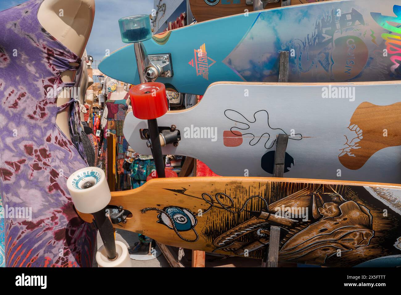 Farbenfrohe Skateboard-Decks zeigen kreative Designs am Venice Beach. Stockfoto