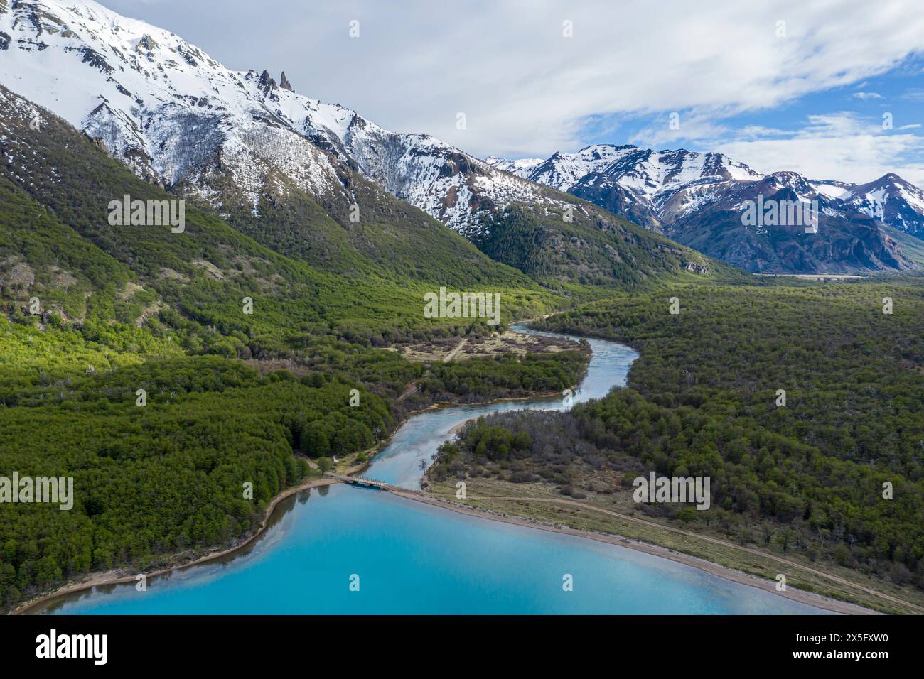 Blick aus der Vogelperspektive auf den Lago Jeinimeni, Fluss, der aus dem See fließt, Gletscherblau im Gegensatz zu grünen Wäldern, Jeinimeni Nationalpark, Patagonien, Stockfoto