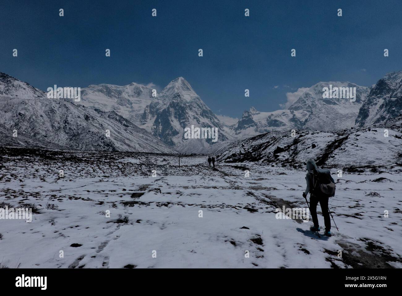 Blick auf die Gipfel Ratong (Rathong), Kabru und Talung auf dem Weg zum südlichen Basislager auf dem Kangchenjunga (Kanchenjunga) Trek, Ramche, Nepal Stockfoto