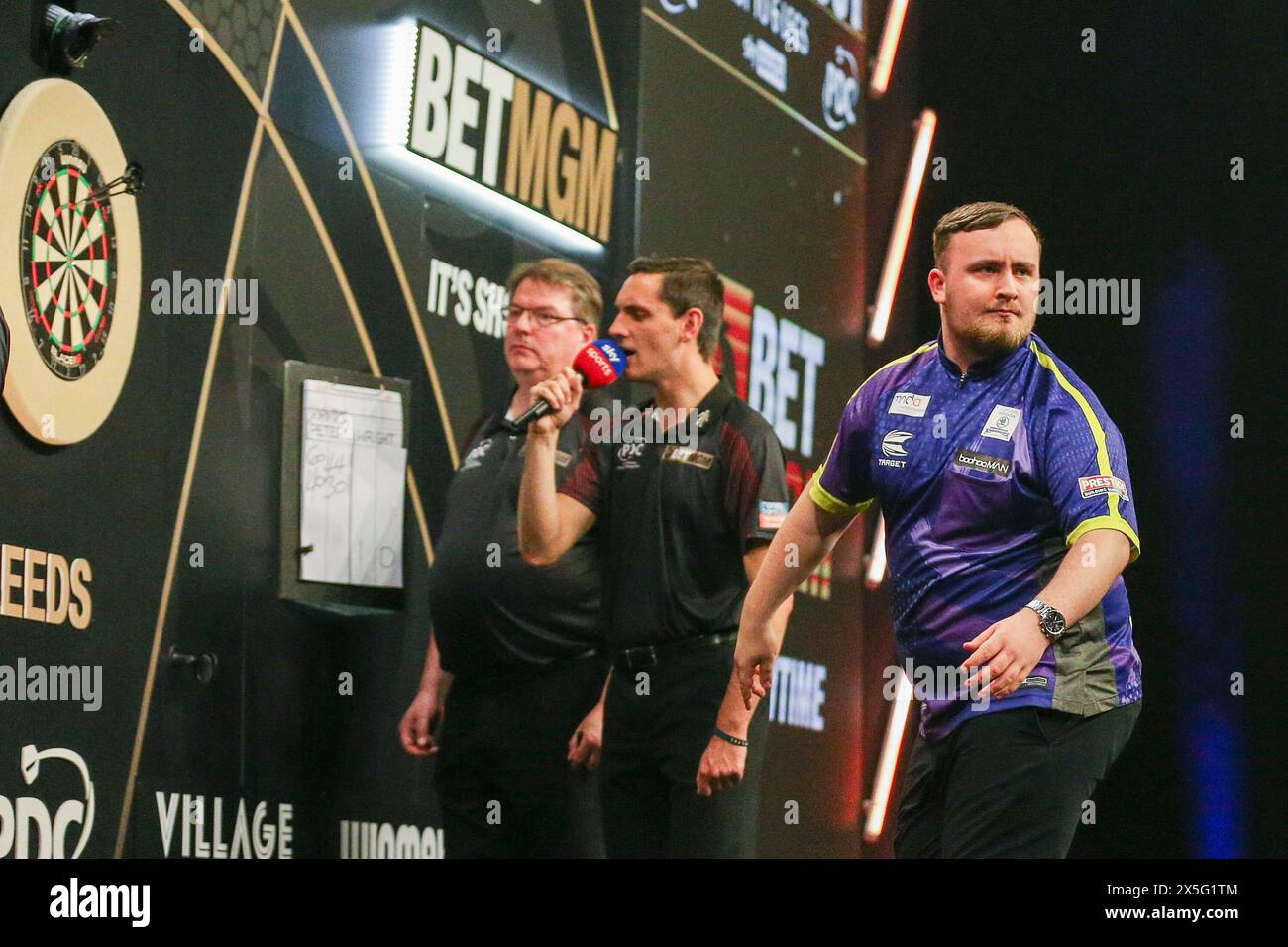 Leeds, Großbritannien. Mai 2024. Luke Litttler reagiert auf die Fans während der BetMGM Premier League Darts, Night 15, Leeds 2024 in der First Direct Arena, Leeds, England, Großbritannien am 9. Mai 2024 Credit: Every Second Media/Alamy Live News Stockfoto