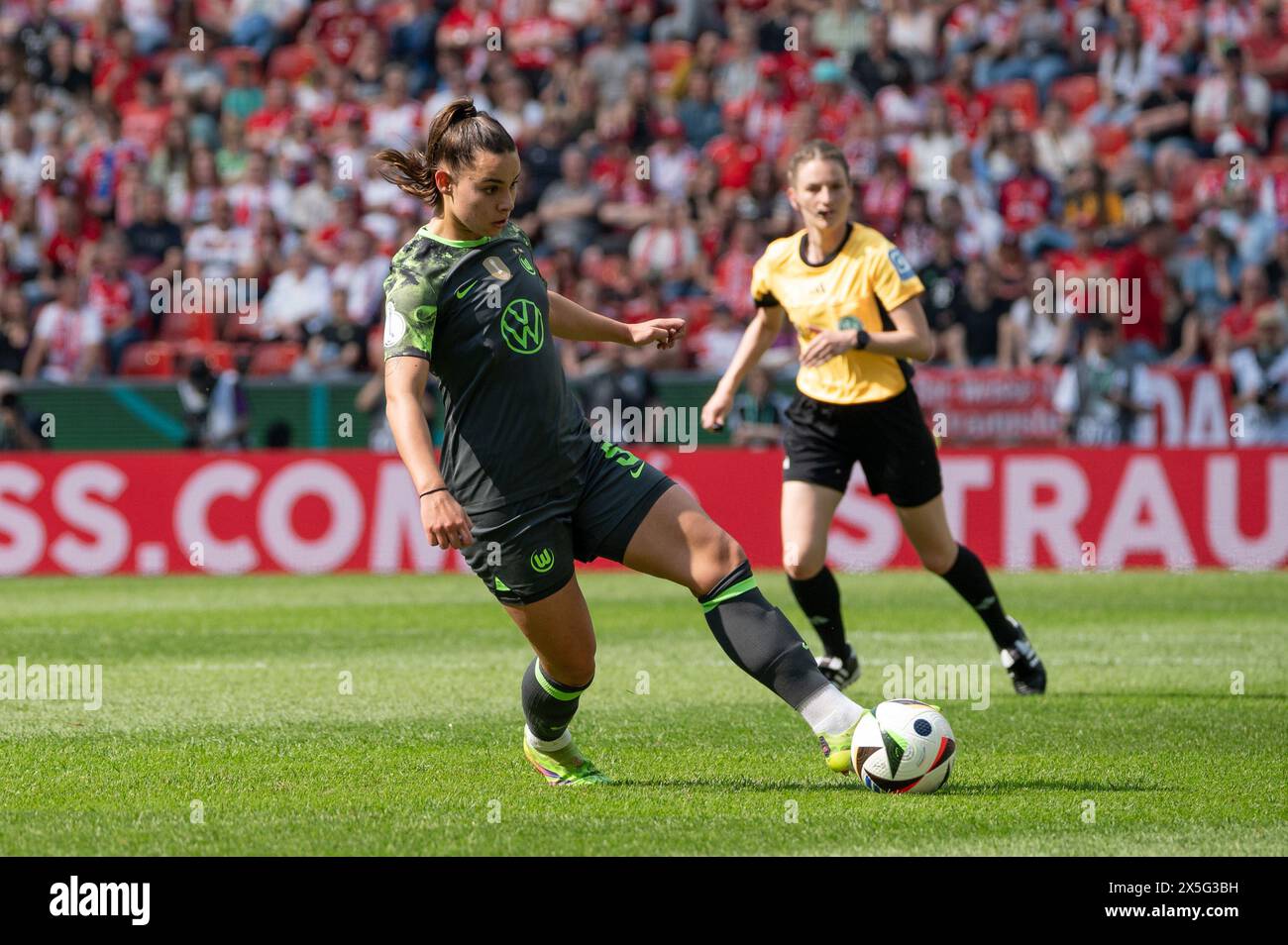 Köln, Deutschland. Mai 2024. Köln, 09. Mai 2024: Lena Oberdorf (5 Wolfsburg) gibt den Ball im DFB-Pokal-Finale zwischen dem VfL Wolfsburg und dem FC Bayern München im RheinEnergieStadion Köln (Martin Pitsch/SPP) Credit: SPP Sport Press Photo. /Alamy Live News Stockfoto