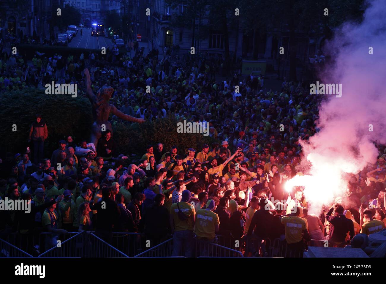 Brüssel, Belgien Mai 2024. Die Fans der Union, die sich während der Feierlichkeiten abbildeten, nachdem Royale Union SG das Spiel zwischen RUSG Royale Union Saint-Gilloise gegen RAFC Royal Antwerp FC, das Finale des belgischen Croky Cup, im Rathaus von Sint-Gillis-Saint-Gilles in Brüssel, Donnerstag, den 9. Mai 2024, gewonnen hatte. BELGA FOTO NICOLAS MAETERLINCK Credit: Belga News Agency/Alamy Live News Stockfoto