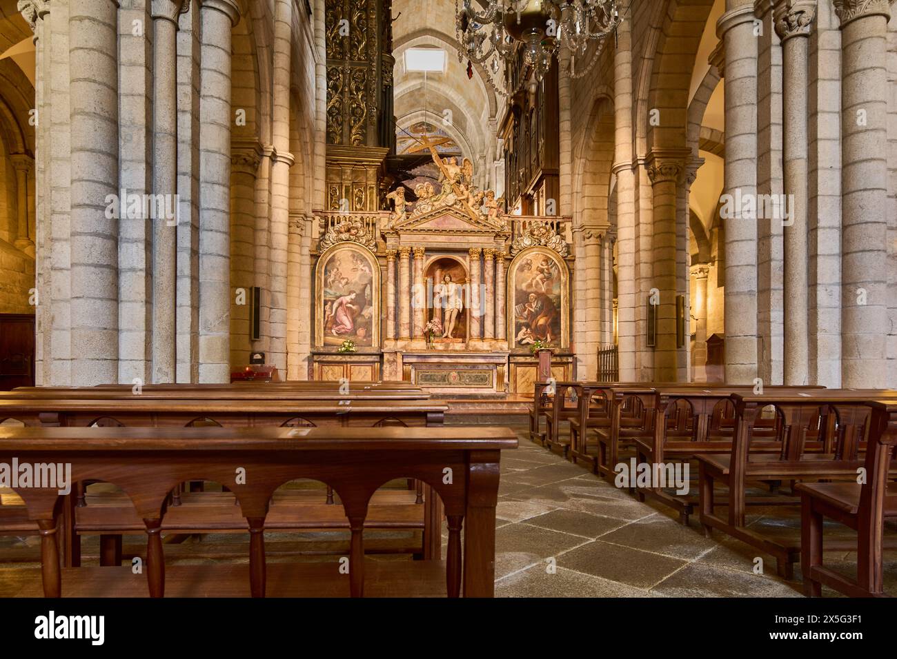 Lugo, Spanien - 09. Mai 2024: Atemberaubender Blick auf das Innere der Kathedrale von Lugo mit himmlischer Beleuchtung und architektonischen Details. Stockfoto