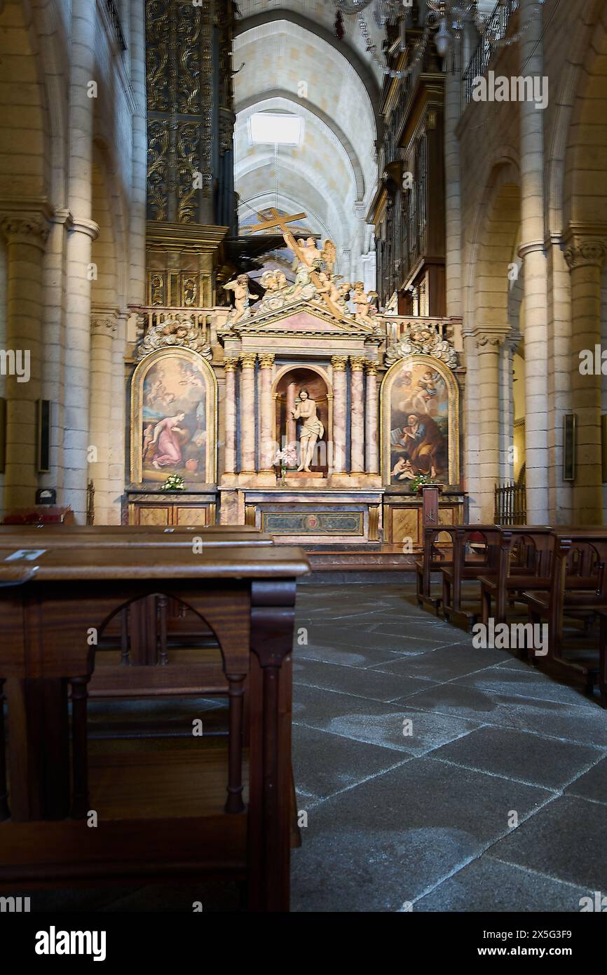 Lugo, Spanien - 09. Mai 2024: Die perfekte Mischung aus Kunst und Architektur wird in diesem Bild des reich dekorierten und majestätischen Innenraums von Lugo gezeigt Stockfoto