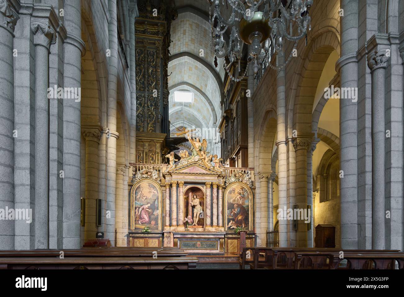 Lugo, Spanien - 9. Mai 2024: Einnahme des Hauptaltars, umgeben von stabilen Säulen und goldenen Verzierungen, die eine heilige und feierliche Atmosphäre widerspiegeln. Stockfoto