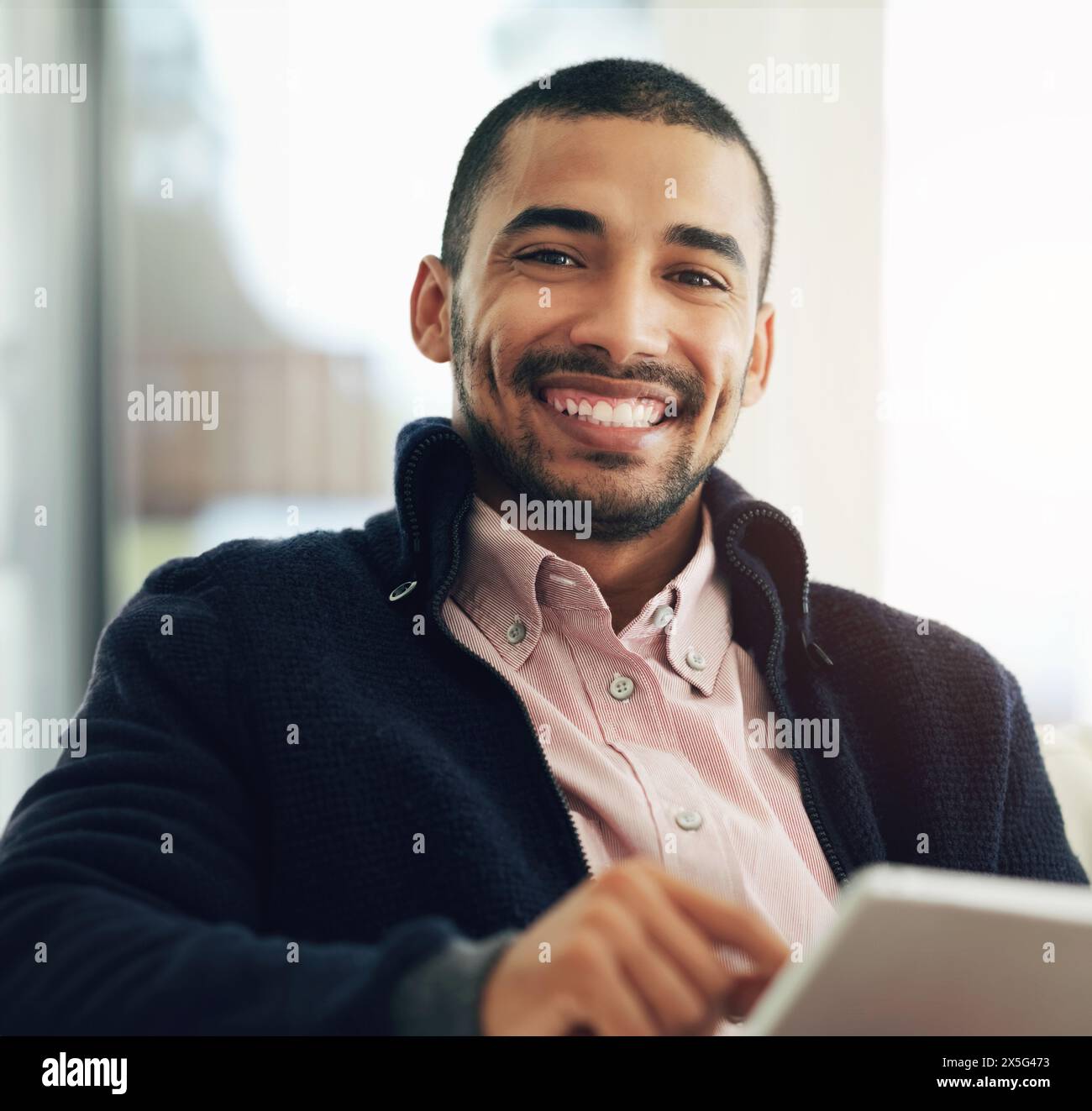 Kreativer Mann, glücklich und Tablet zu Hause, um neue Fähigkeiten zu lernen, Online-Newsletter zu lesen, zu recherchieren und Designprojekte zu verwalten. Person, digital Stockfoto