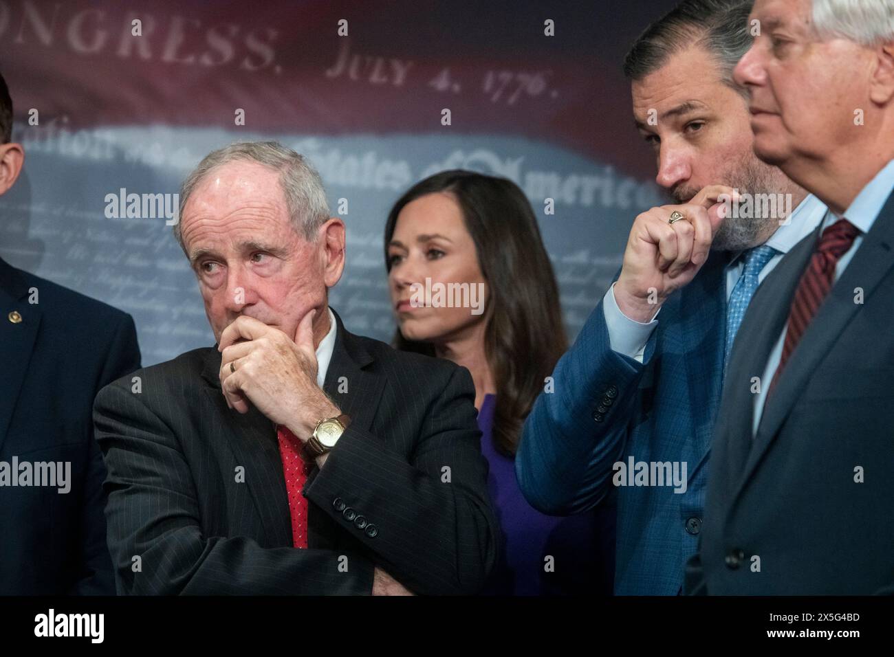 Washington, Vereinigte Staaten Von Amerika. Mai 2024. US-Senator Jim Risch (Republikaner von Idaho), links, US-Senatorin Katie Britt (Republikanerin von Alabama), zweiter von links, US-Senator Ted Cruz (Republikanerin von Texas), zweiter von rechts, und die US-Senatorin Lindsey Graham (Republikanerin von South Carolina), Right, nehmen am Donnerstag, den 9. Mai 2024, im US-Kapitol in Washington, DC, an einer Pressekonferenz über eine Resolution Teil, die die Beschränkung von Waffen für Israel durch die Regierung von Biden verurteilt. Credit: Rod Lamkey/CNP/SIPA USA Credit: SIPA USA/Alamy Live News Stockfoto