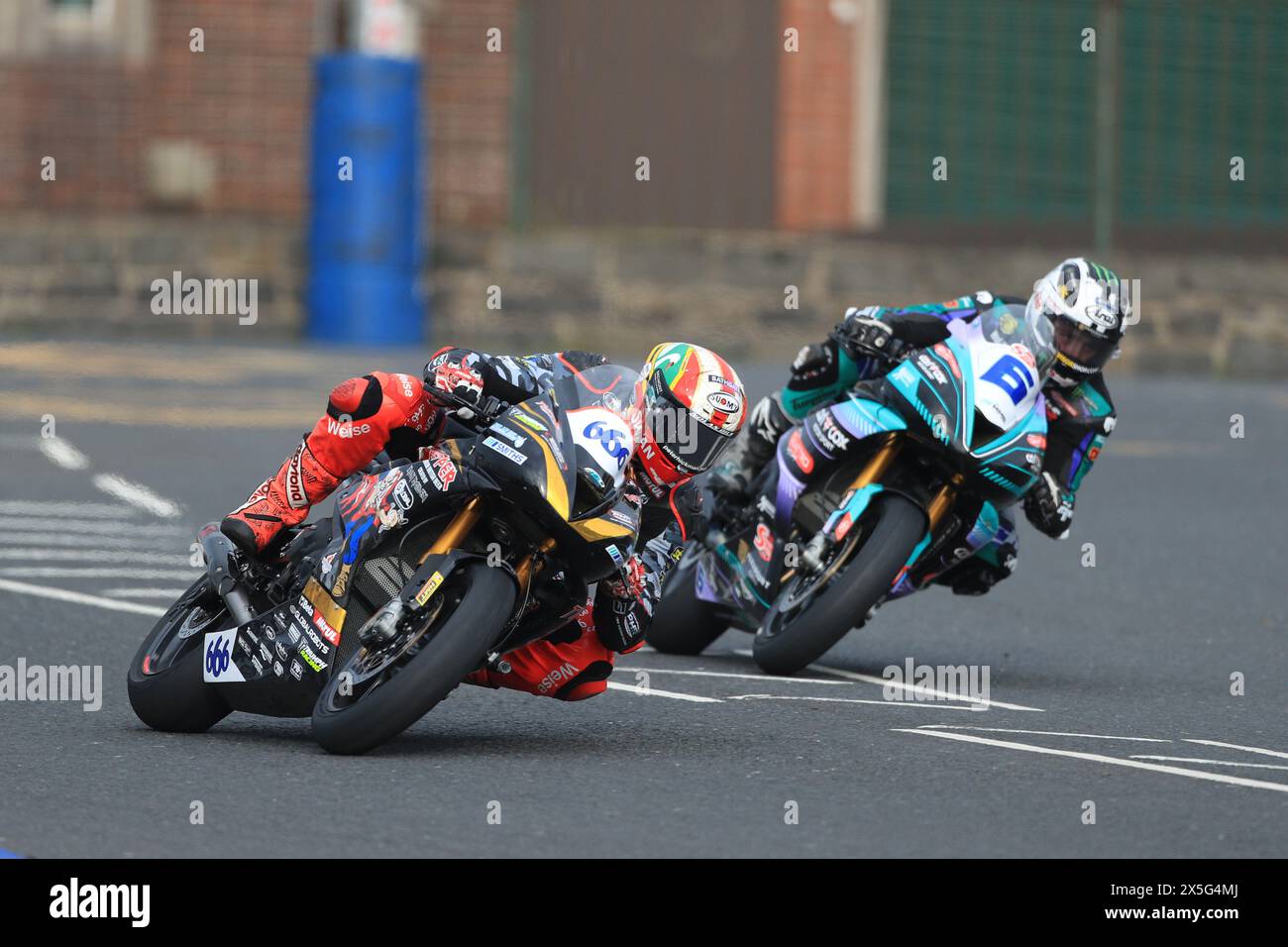 9. Mai 2024; Briggs EquipmentNorth West 200 Motorcycle Race, Portrush, Antrim, Nordirland; North West 200 Qualifying und Rennen; Peter Hickman (Trooper Triumph von PHR Performance) belegt den zweiten Platz im Supersportrennen vor Michael Dunlop Stockfoto