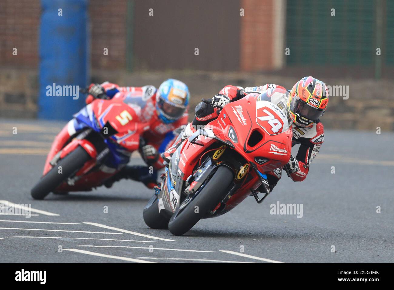 9. Mai 2024; Briggs EquipmentNorth West 200 Motorcycle Race, Portrush, Antrim, Nordirland; North West 200 Qualifying und Rennen; Davey Todd (Milwaukee BMW) holt den Eröffnungssieg Superstock vor Dean Harrison (Honda Racing UK Honda) Stockfoto