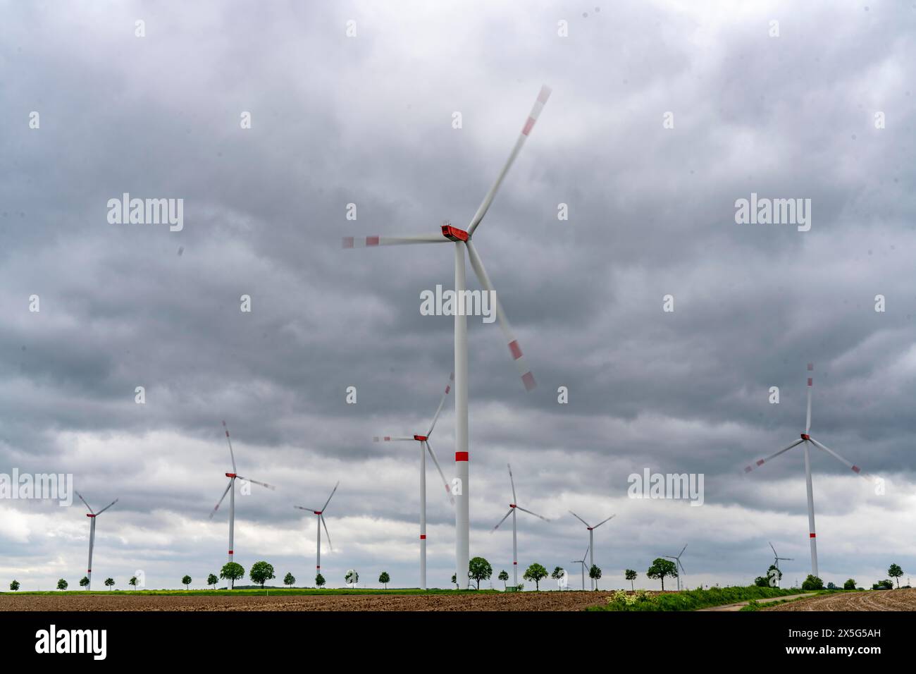 Windpark südöstlich von Heinsberg, dunkle Sturmwolken, starker Wind, NRW, Deutschland, Stockfoto