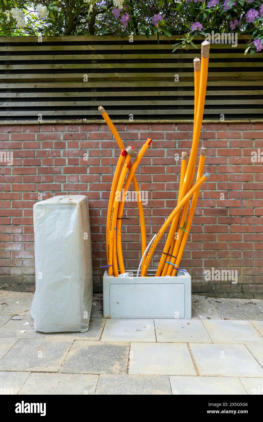 Verteilerkasten, in denen leere Kabelkanäle für Glasfaserkabel eintreffen und angeschlossen werden, in denen das eigentliche Glasfaserkabel später in und eingeblasen wird Stockfoto Verteilerkasten, in denen leere Kabelkanäle für Glasfaserkabel eintreffen und angeschlossen werden, in denen das eigentliche Glasfaserkabel später in und eingeblasen wird Stockfoto