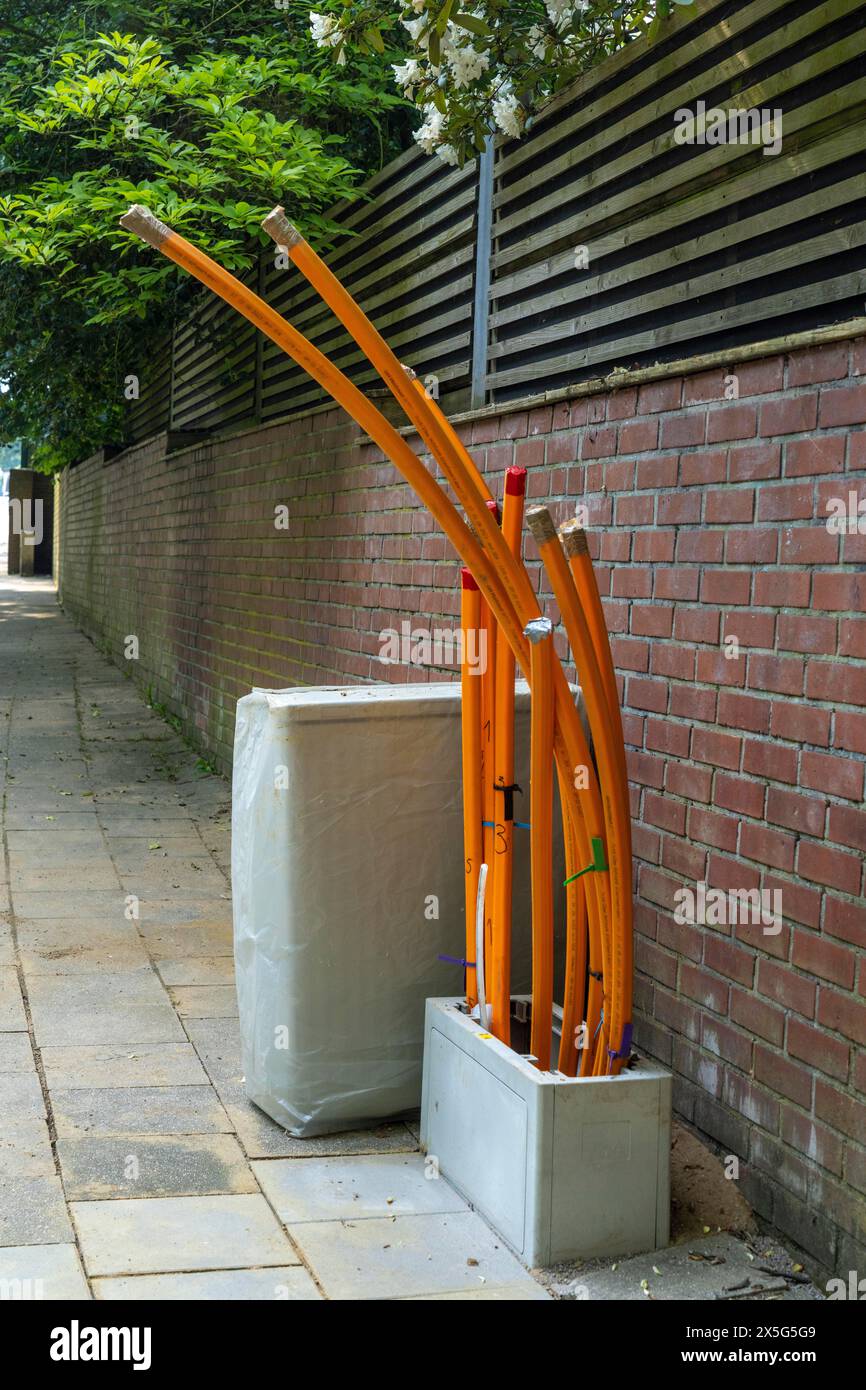 Verteilerkasten, in denen leere Kabelkanäle für Glasfaserkabel eintreffen und angeschlossen werden, in denen das eigentliche Glasfaserkabel später in und eingeblasen wird Stockfoto Verteilerkasten, in denen leere Kabelkanäle für Glasfaserkabel eintreffen und angeschlossen werden, in denen das eigentliche Glasfaserkabel später in und eingeblasen wird Stockfoto