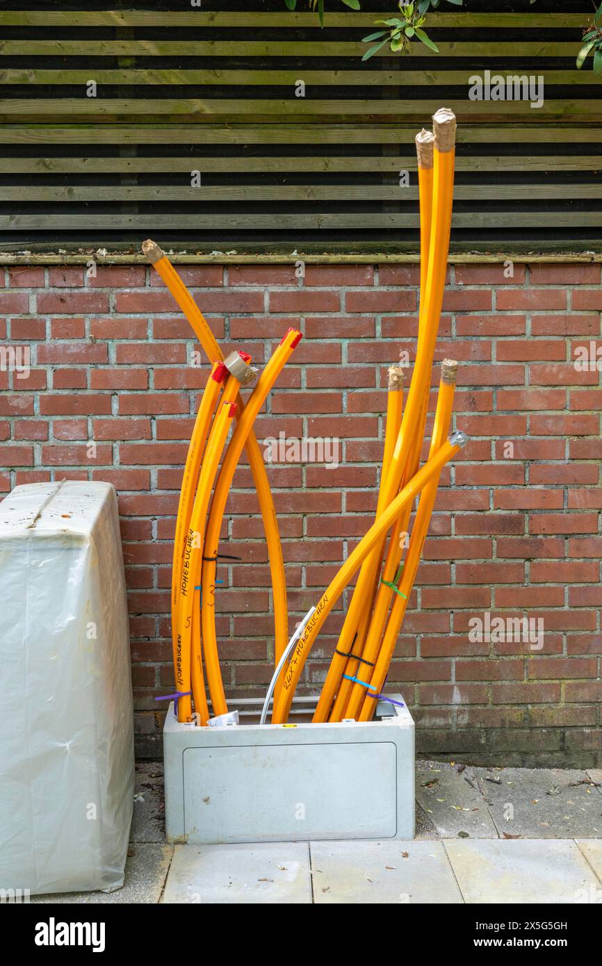 Verteilerkasten, in denen leere Kabelkanäle für Glasfaserkabel eintreffen und angeschlossen werden, in denen das eigentliche Glasfaserkabel später in und eingeblasen wird Stockfoto Verteilerkasten, in denen leere Kabelkanäle für Glasfaserkabel eintreffen und angeschlossen werden, in denen das eigentliche Glasfaserkabel später in und eingeblasen wird Stockfoto