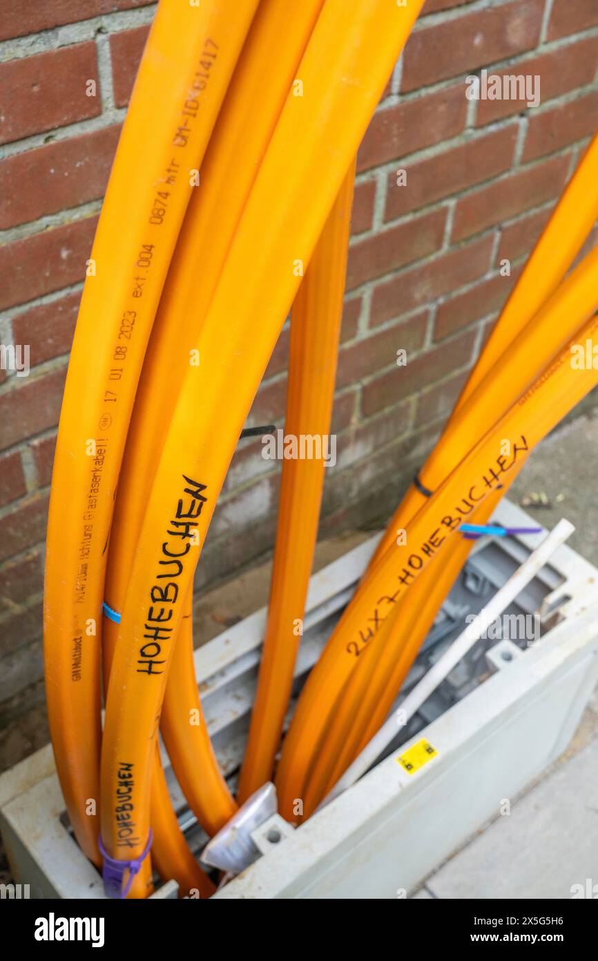 Verteilerkasten, in denen leere Kabelkanäle für Glasfaserkabel eintreffen und angeschlossen werden, in denen das eigentliche Glasfaserkabel später in und eingeblasen wird Stockfoto Verteilerkasten, in denen leere Kabelkanäle für Glasfaserkabel eintreffen und angeschlossen werden, in denen das eigentliche Glasfaserkabel später in und eingeblasen wird Stockfoto