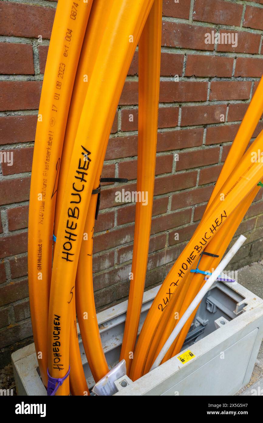 Verteilerkasten, in denen leere Kabelkanäle für Glasfaserkabel eintreffen und angeschlossen werden, in denen das eigentliche Glasfaserkabel später in und eingeblasen wird Stockfoto Verteilerkasten, in denen leere Kabelkanäle für Glasfaserkabel eintreffen und angeschlossen werden, in denen das eigentliche Glasfaserkabel später in und eingeblasen wird Stockfoto