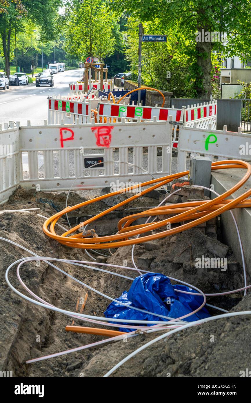 Verlegung von Glasfaserkabeln, Leerrohre werden unter einem Bürgersteig verlegt, in dem das eigentliche Glasfaserkabel später eingeblasen und mit dem r verbunden wird Stockfoto Verlegung von Glasfaserkabeln, Leerrohre werden unter einem Bürgersteig verlegt, in dem das eigentliche Glasfaserkabel später eingeblasen und mit dem r verbunden wird Stockfoto