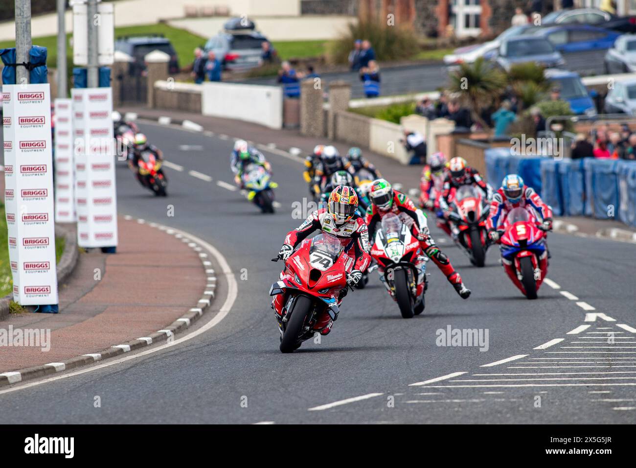 Portstewart, Großbritannien. Mai 2024. Glenn Irwin (1) Beats Davey Todd (74) beim Briggs Equipment Superbike Race auf der NorthWest200 war Michael Dunlop Dritter Credit: Bonzo/Alamy Live News Stockfoto