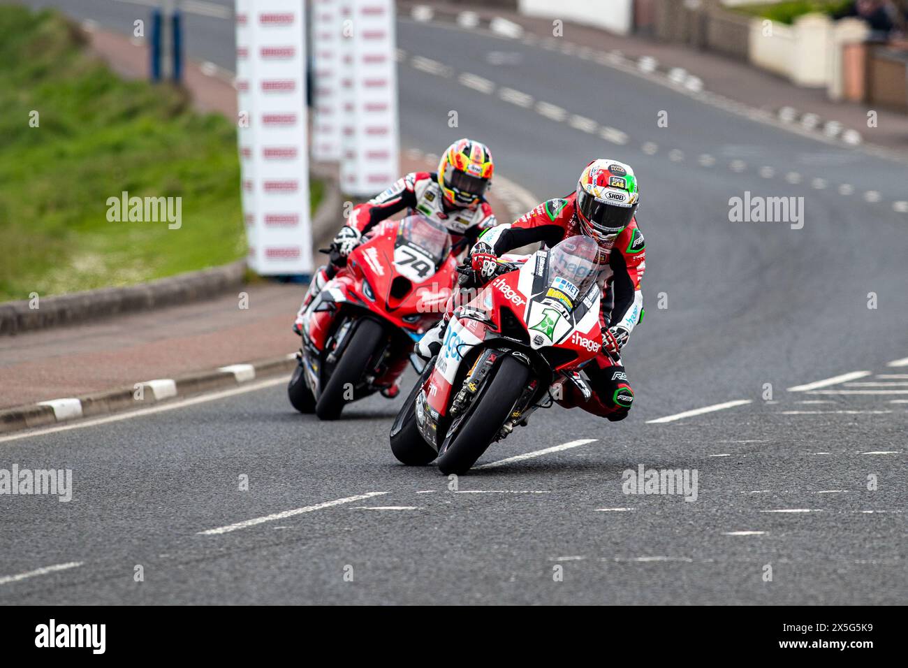 Portstewart, Großbritannien. Mai 2024. Glenn Irwin (1) Beats Davey Todd (74) beim Briggs Equipment Superbike Race auf der NorthWest200 war Michael Dunlop Dritter Credit: Bonzo/Alamy Live News Stockfoto