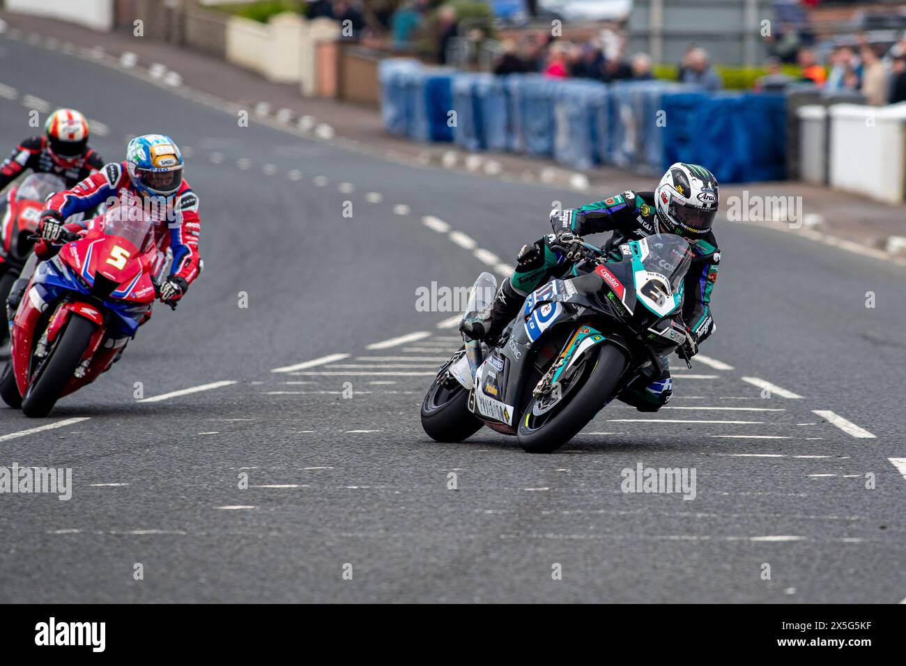 Portstewart, Großbritannien. Mai 2024. Glenn Irwin (1) Beats Davey Todd (74) beim Briggs Equipment Superbike Race auf der NorthWest200 war Michael Dunlop Dritter Credit: Bonzo/Alamy Live News Stockfoto