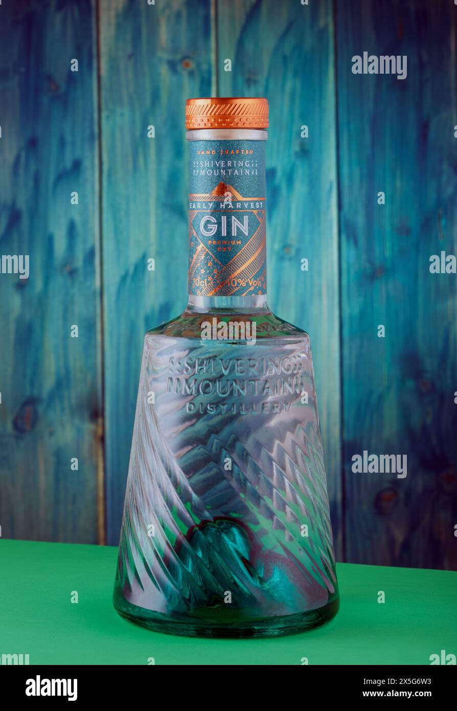 Mansfield, Nottingham, Vereinigtes Königreich, 9. Mai 2024: Studio-Produktbild einer Flasche Shivering Mountain Early Harvest Gin. Stockfoto