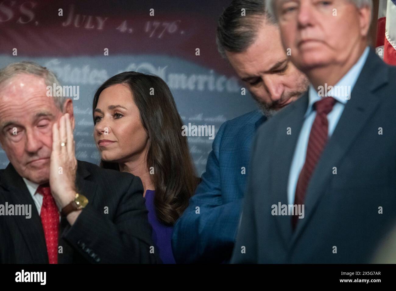 Washington, Vereinigte Staaten. Mai 2024. US-Senator Jim Risch (Republikaner von Idaho), links, US-Senatorin Katie Britt (Republikanerin von Alabama), zweiter von links, US-Senator Ted Cruz (Republikanerin von Texas), zweiter von rechts, und die US-Senatorin Lindsey Graham (Republikanerin von South Carolina), Right, nehmen am Donnerstag, den 9. Mai 2024, im US-Kapitol in Washington, DC, an einer Pressekonferenz über eine Resolution Teil, die die Beschränkung von Waffen für Israel durch die Regierung von Biden verurteilt. Quelle: Rod Lamkey/CNP/dpa/Alamy Live News Stockfoto