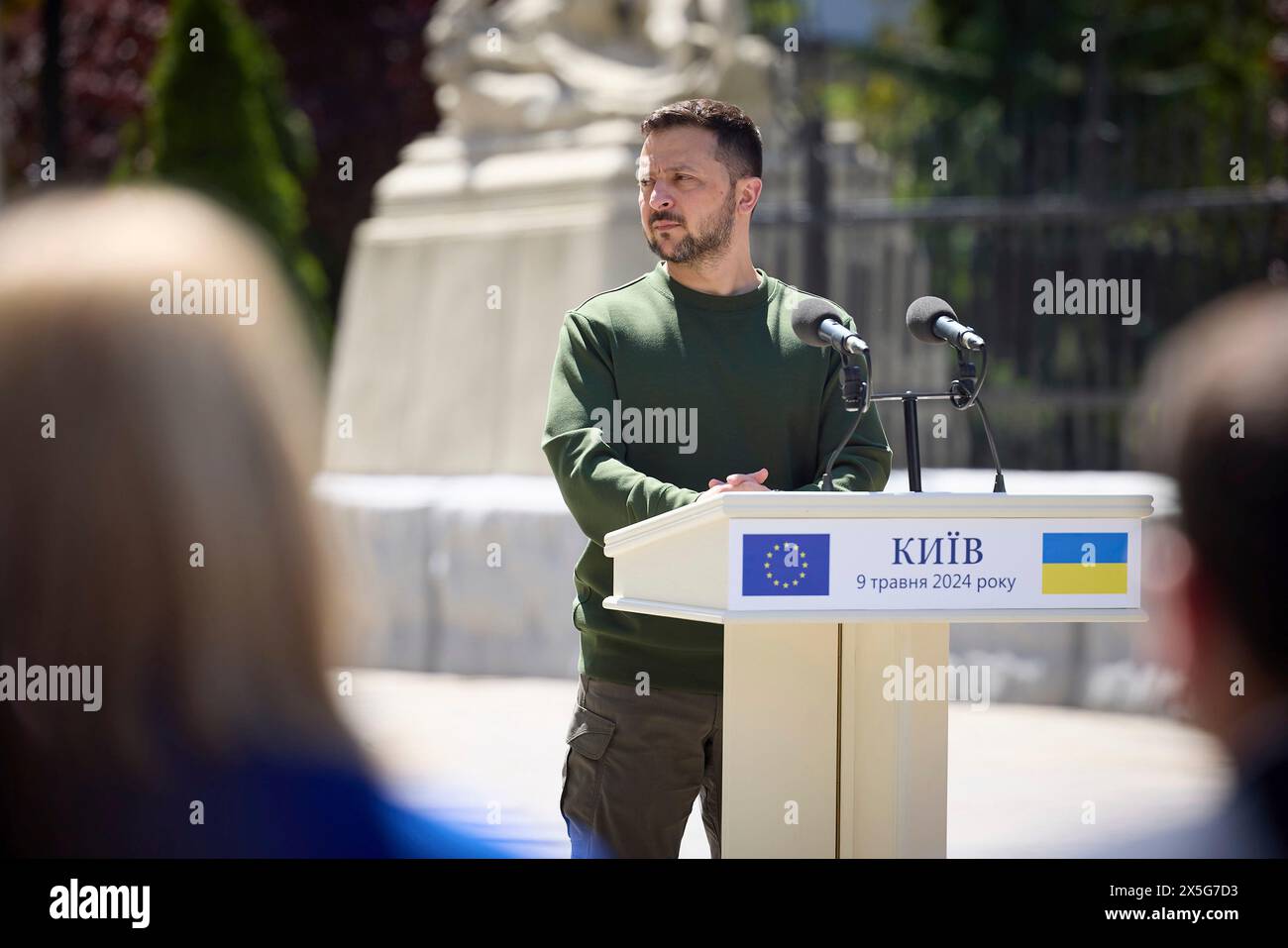 Kiew, Ukraine. Mai 2024. Der ukrainische Präsident Wolodymyr Zelenskyj hört eine Frage während einer gemeinsamen Pressekonferenz mit der Präsidentin des Europäischen Parlaments Roberta Metsola am 9. Mai 2024 auf dem Platz der Verfassung in Kiew, Ukraine. Kredit: Ukrainischer Ratsvorsitz/Pressestelle Des Ukrainischen Präsidenten/Alamy Live News Stockfoto