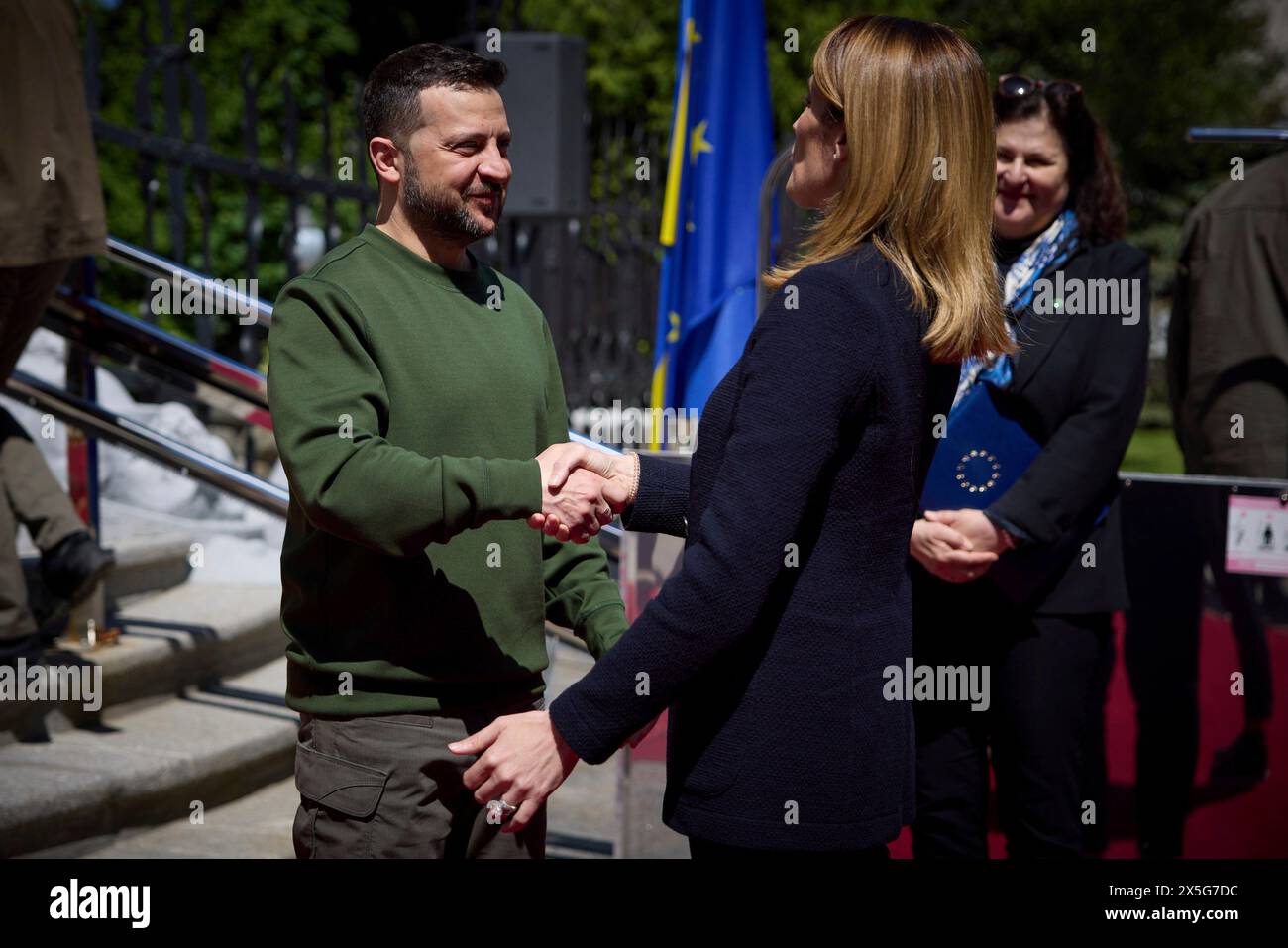 Kiew, Ukraine. Mai 2024. Der ukrainische Präsident Wolodymyr Zelenskyj, links, begrüßt die Präsidentin des Europäischen Parlaments Roberta Metsola, rechts bei der Ankunft im Mariinski-Palast am 9. Mai 2024 in Kiew, Ukraine. Kredit: Ukrainischer Ratsvorsitz/Pressestelle Des Ukrainischen Präsidenten/Alamy Live News Stockfoto