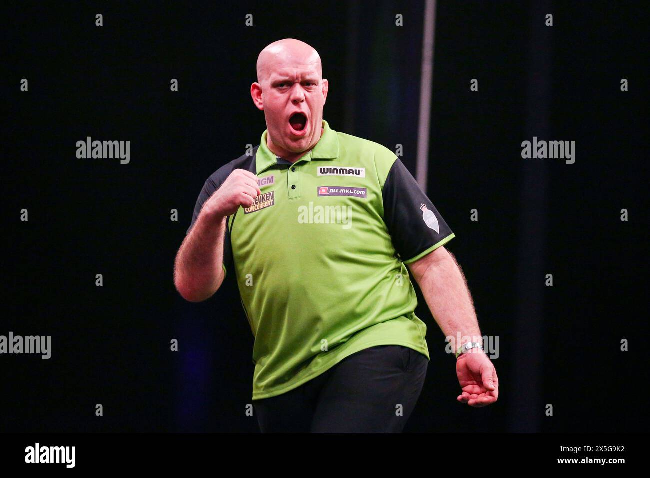 Leeds, Großbritannien. Mai 2024. Michael van Gerwen feiert 180 gegen Luke Litter während der BetMGM Premier League Darts, Night 15, Leeds 2024 in der First Direct Arena, Leeds, England, Großbritannien am 9. Mai 2024 Credit: Every Second Media/Alamy Live News Stockfoto