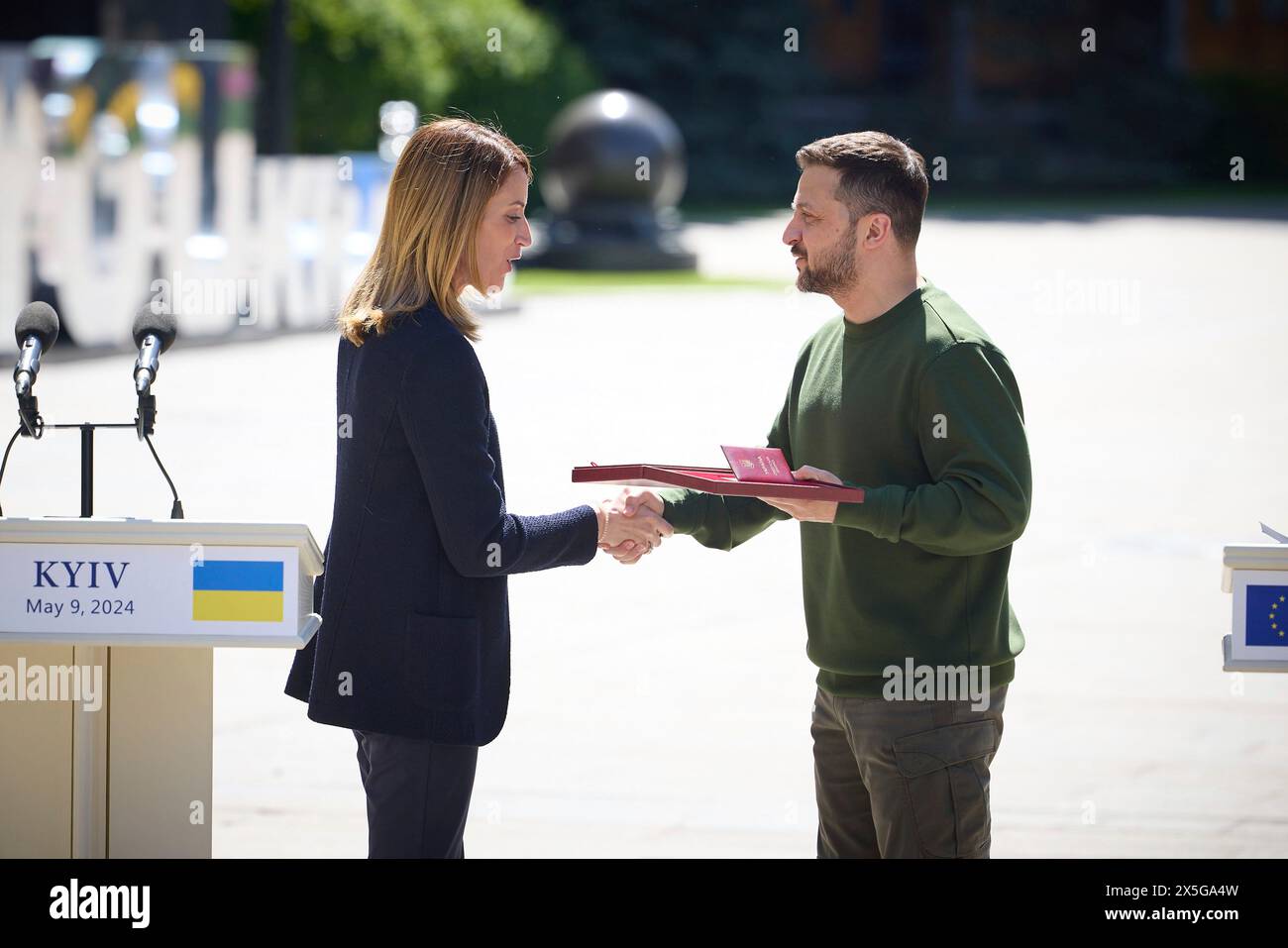 Kiew, Ukraine. Mai 2024. Der ukrainische Präsident Wolodymyr Zelenskyj, rechts, überreicht den Staatspreis an die Präsidentin des Europäischen Parlaments Roberta Metsola vor einer gemeinsamen Pressekonferenz am 9. Mai 2024 in Kiew, Ukraine. Kredit: Ukrainischer Ratsvorsitz/Pressestelle Des Ukrainischen Präsidenten/Alamy Live News Stockfoto