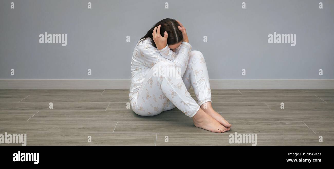 Nicht erkennbare Frau mit geistiger Störung und Selbstmordgedanken Stockfoto