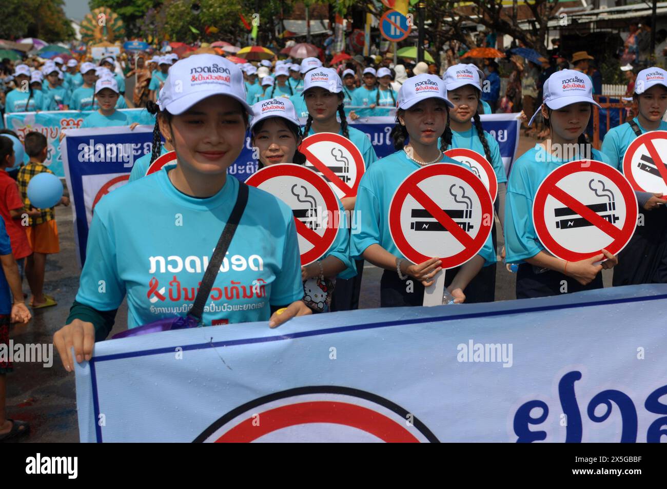 Jugendparade im Rahmen der Pi Mai Parade, Rauchverbot, Laos Neujahrsfest in der UNESCO-Weltkulturerbestätte Luang Prabang, Laos, Asien. Stockfoto