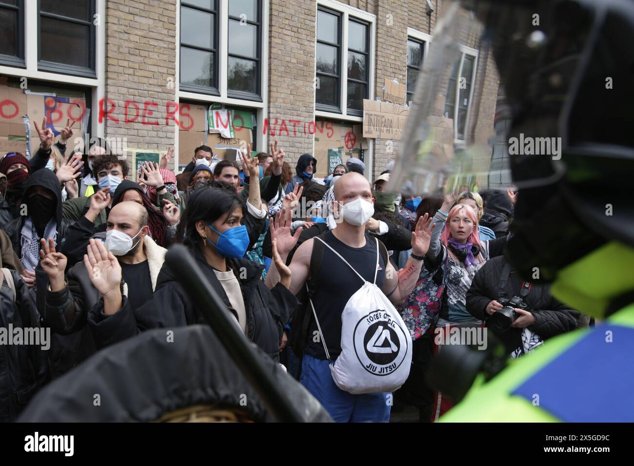 Die niederländische Anti-Aufruhr-Polizei durchbricht Barrikaden, die von pro-palästinensischen Studenten gegen den anhaltenden Konflikt Israel und die Palästinenser in Th gesetzt wurden Stockfoto