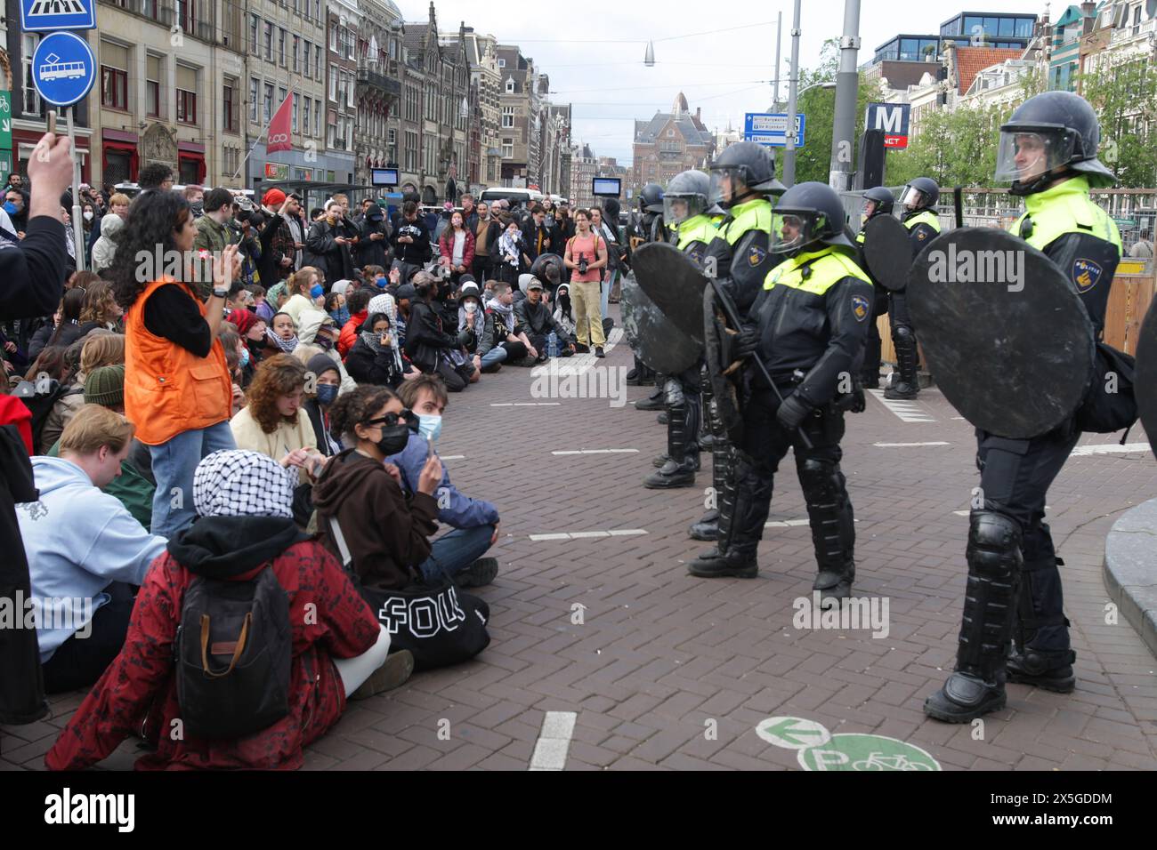 Die niederländische Anti-Aufruhr-Polizei durchbricht Barrikaden, die von pro-palästinensischen Studenten gegen den anhaltenden Konflikt Israel und die Palästinenser am gesetzt wurden Stockfoto