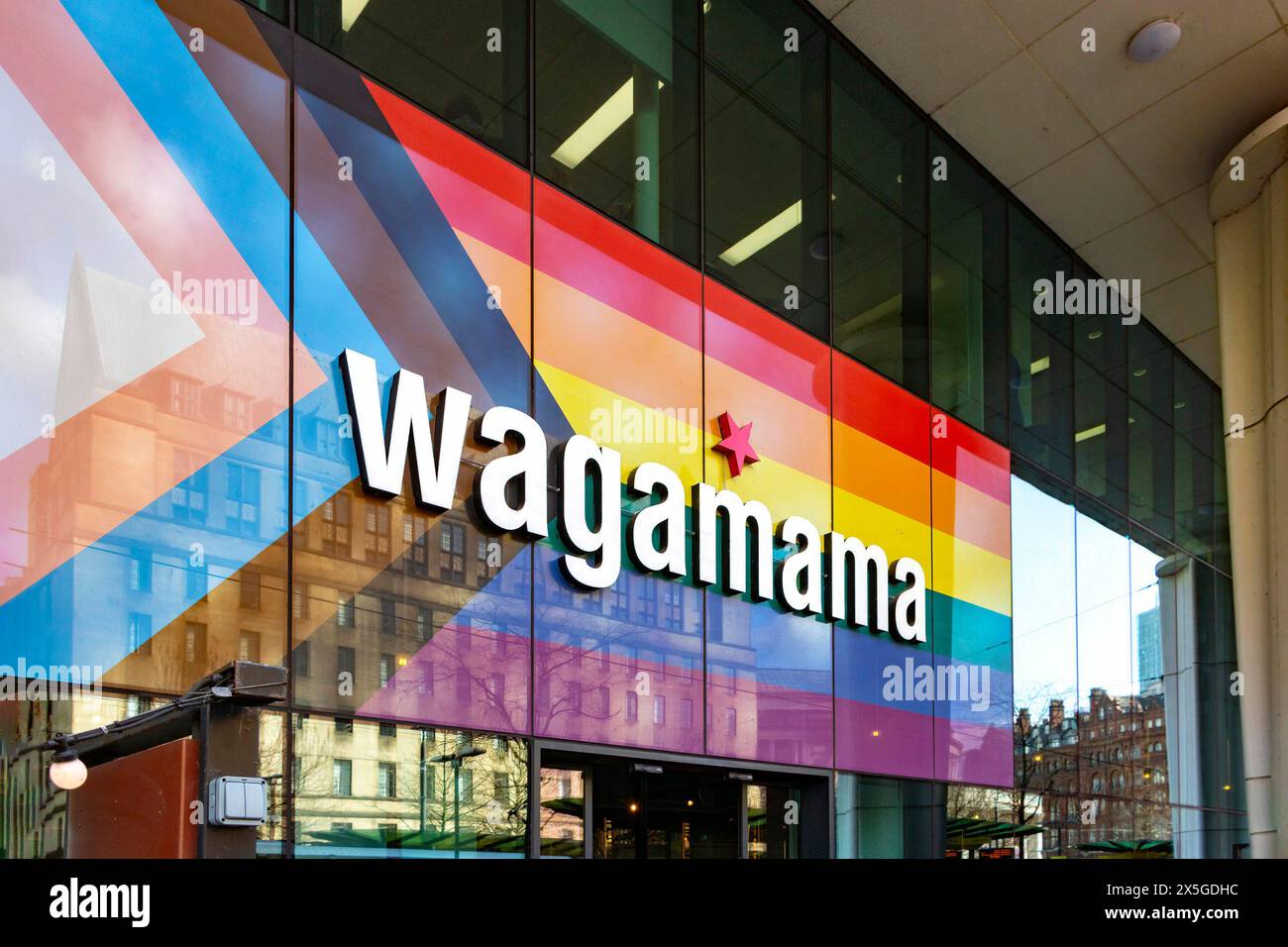 regenbogenschild für das Wagamama Fast Food Restaurant in manchester, Großbritannien Stockfoto