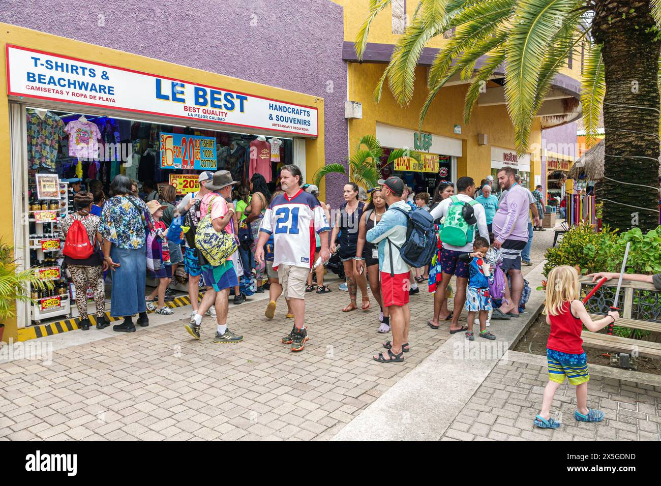 Cozumel Mexiko, Kreuzfahrthafen Pier, Puerta Maya Shopping, Norwegian Joy Cruise Line Schiff, 7-tägige Karibikroute, Puerta Maya Shopping, Le Best T-Shirt Stockfoto